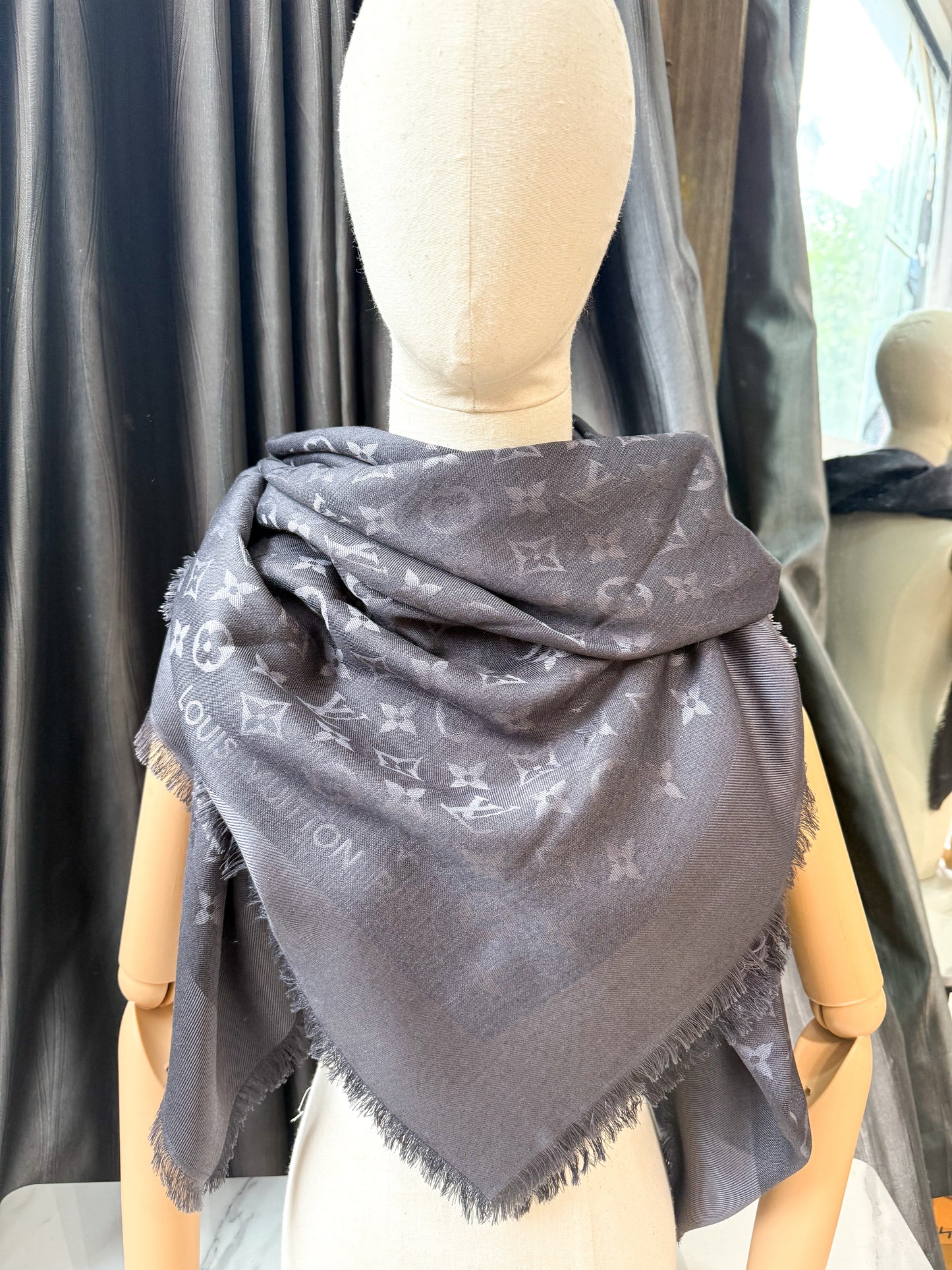 Khăn LV Grey Khổ 140x140