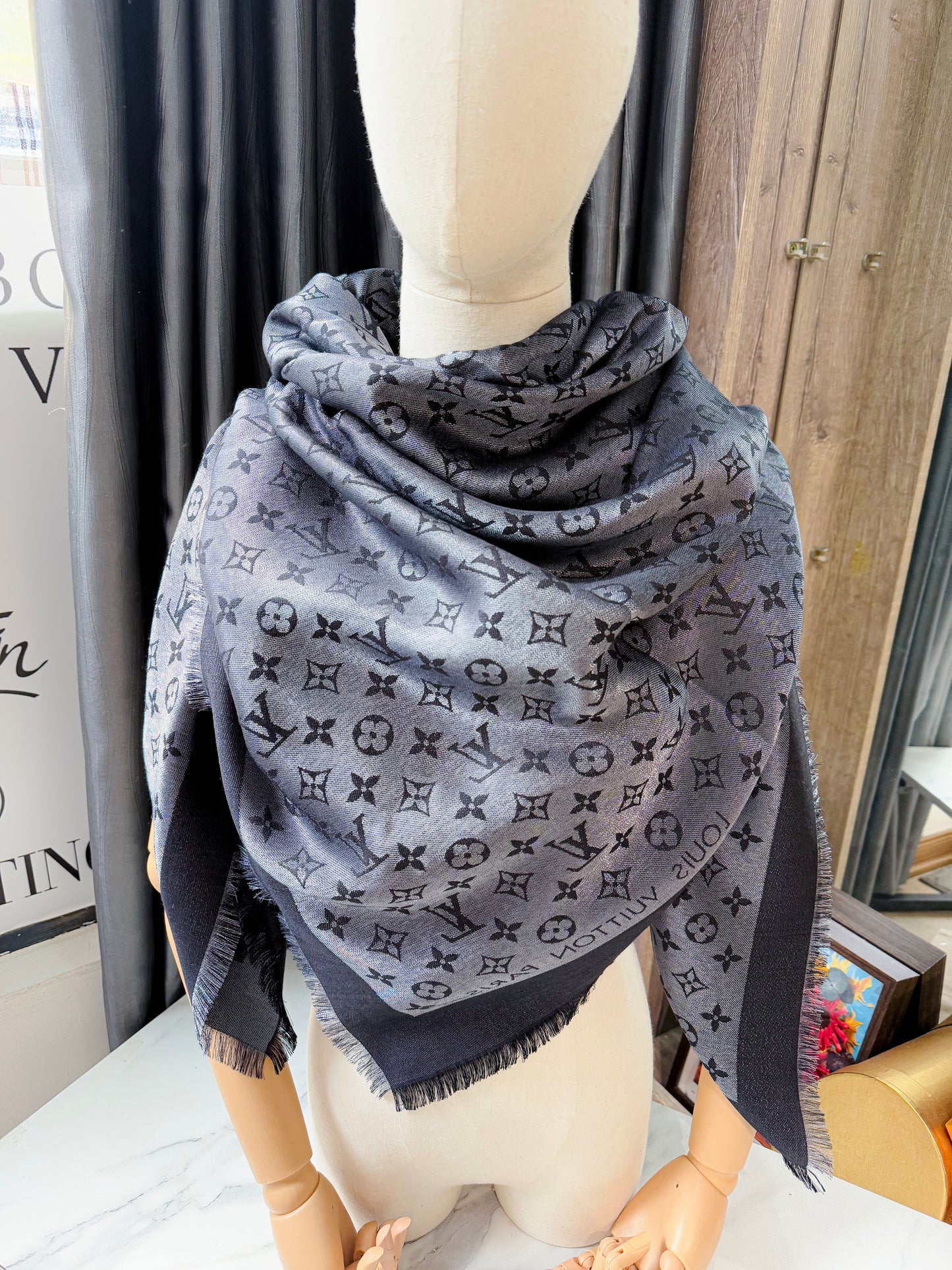 Khăn LV Ánh Kim Đen Ghi 8/3