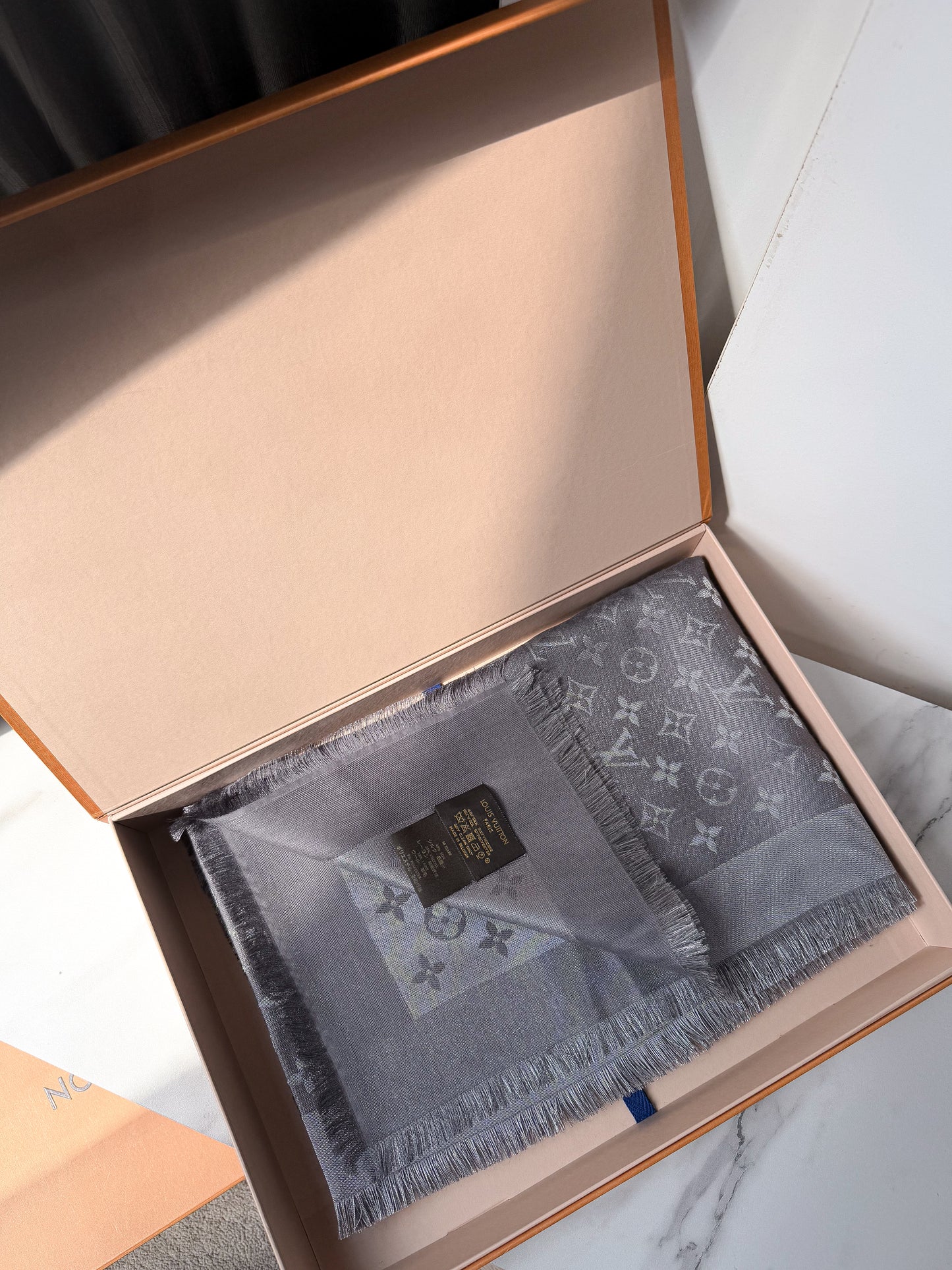 Khăn LV Ánh Kim Grey