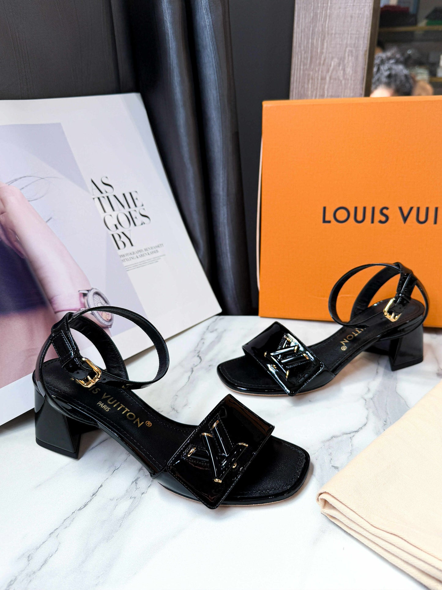 Sandal LV Đen Da Bóng Size 36