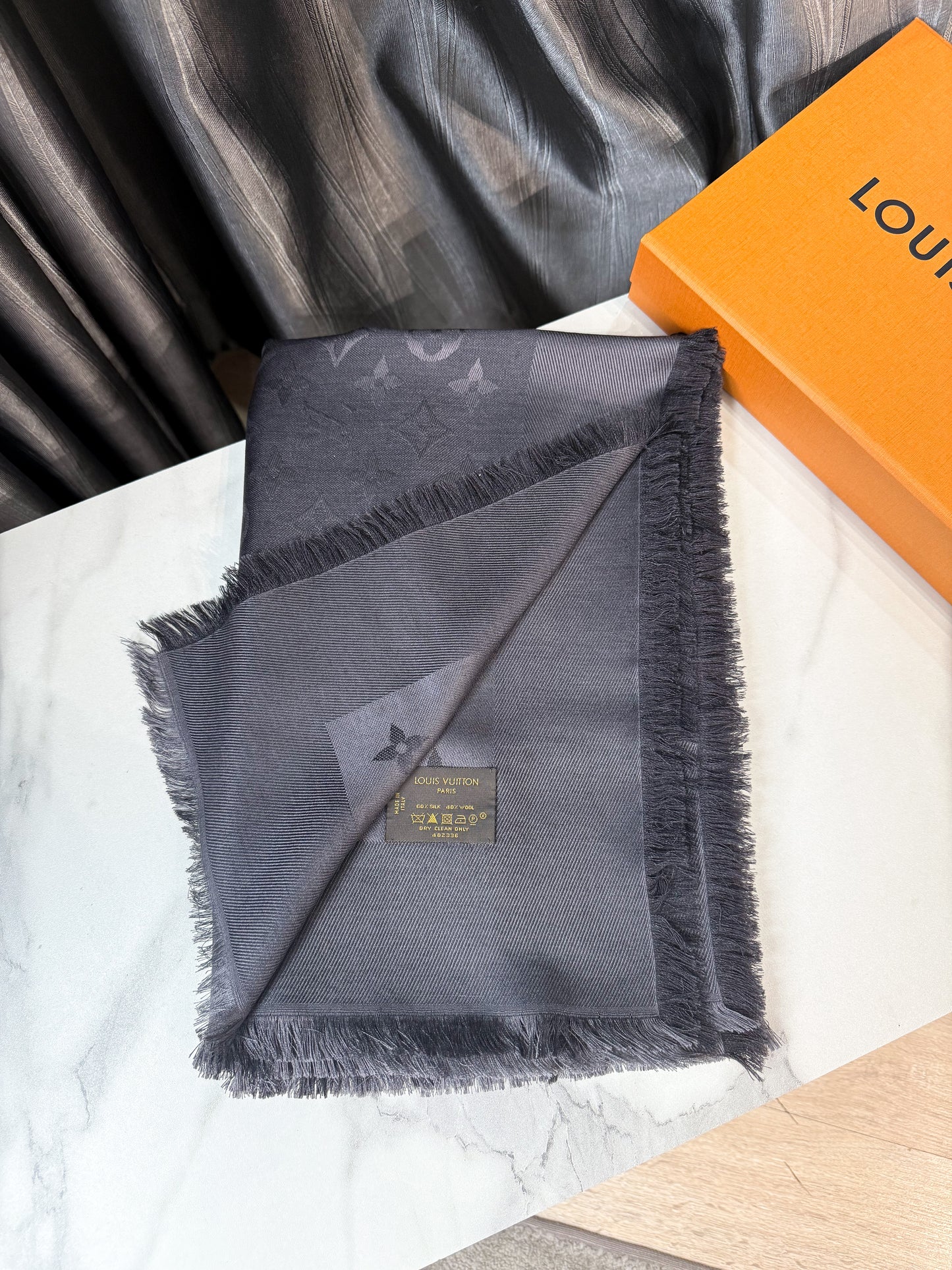 Khăn LV Grey Khổ 140x140