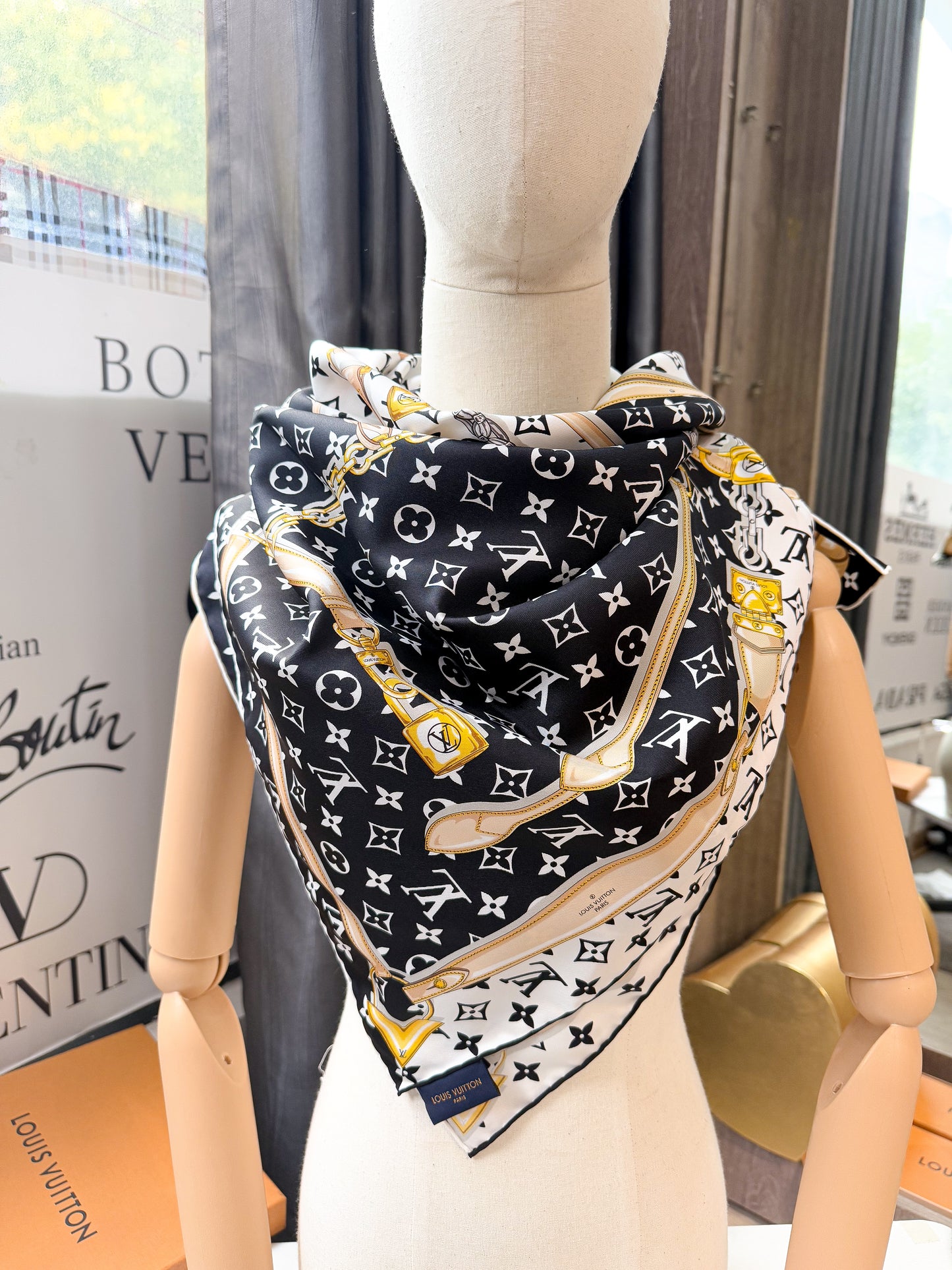 Khăn Lụa LV Đen Trắng