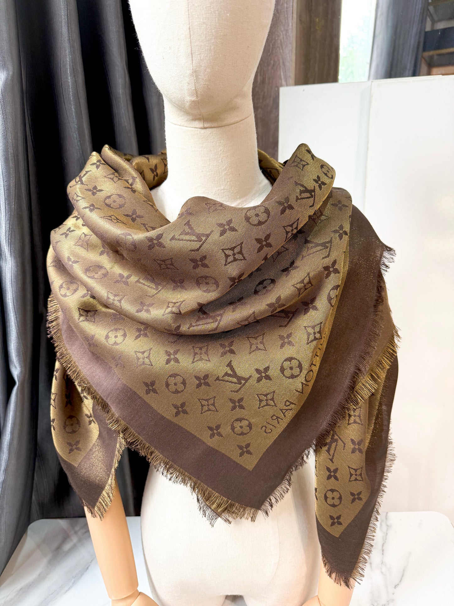 Khăn LV Ánh Kim Nâu