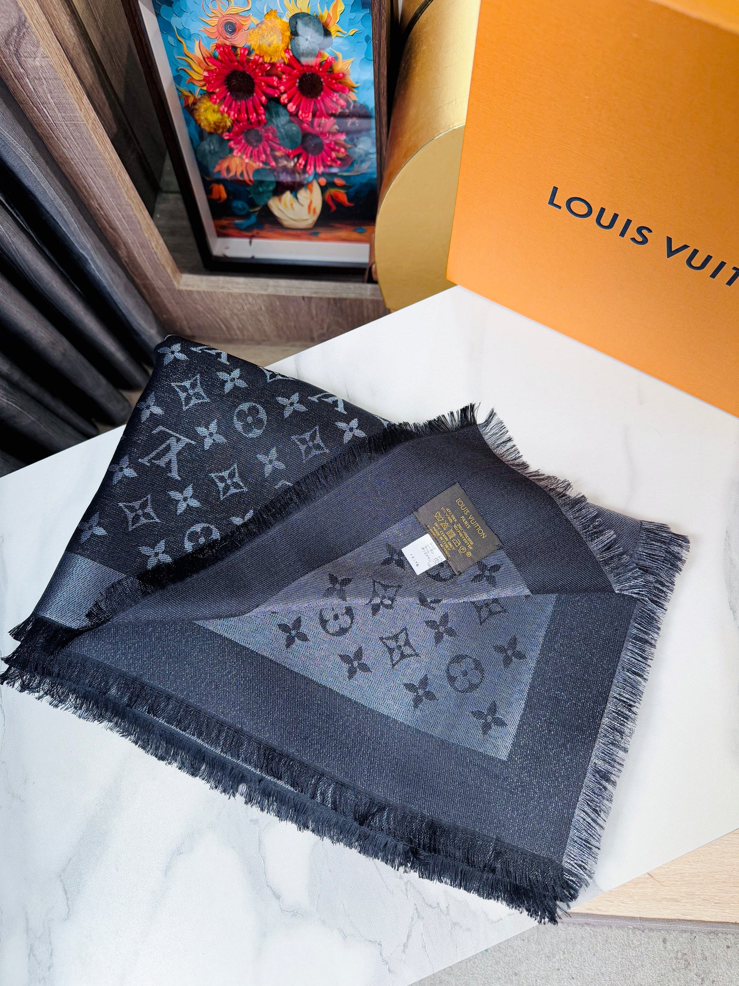 Khăn LV Ánh Kim Đen Ghi 8/3