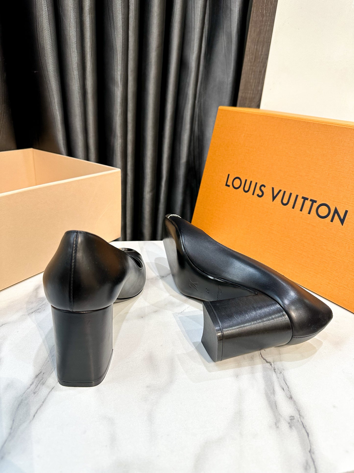 Giày LV Mũi Kim Loại