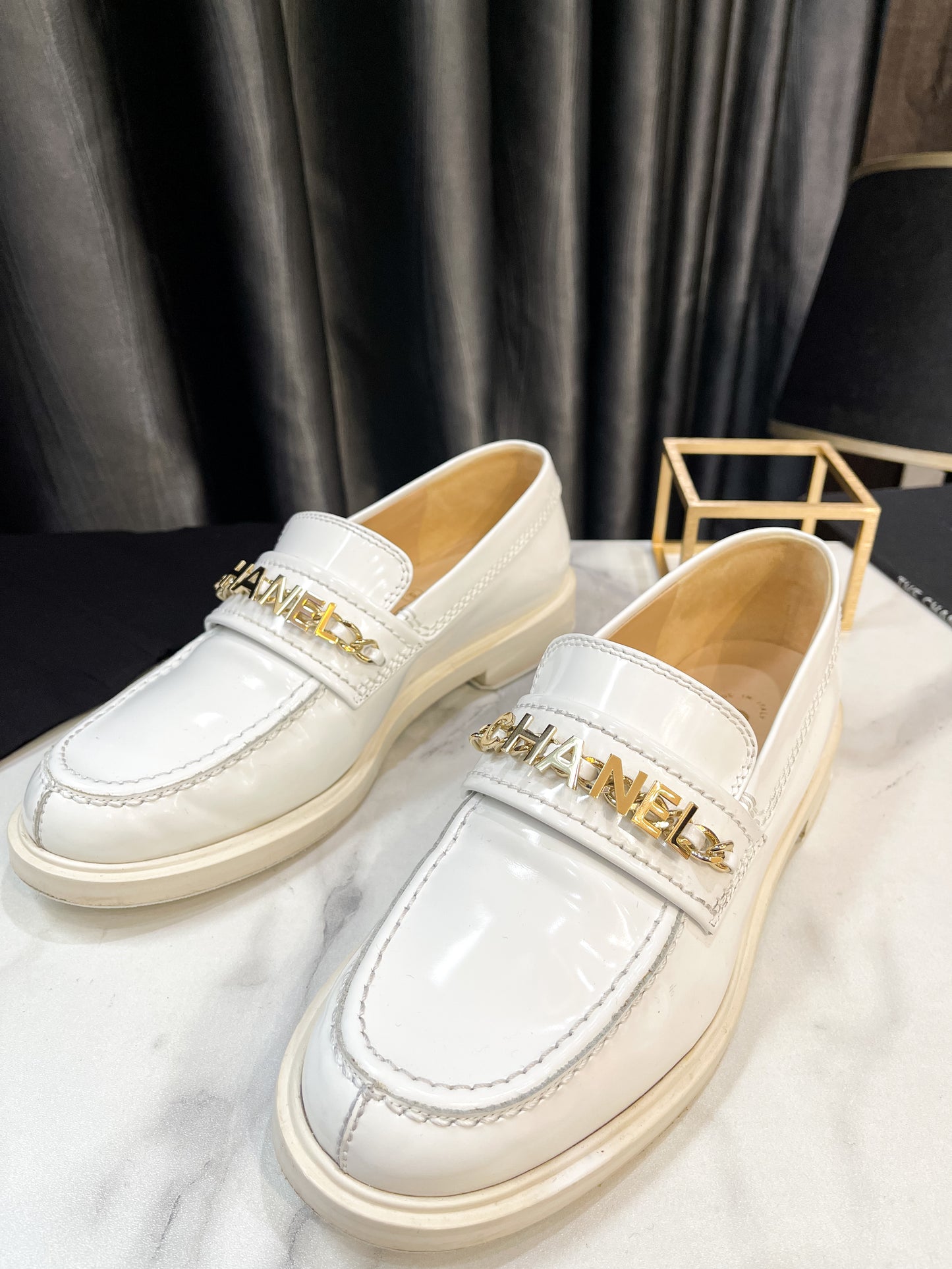 Moca Chanel Trắng