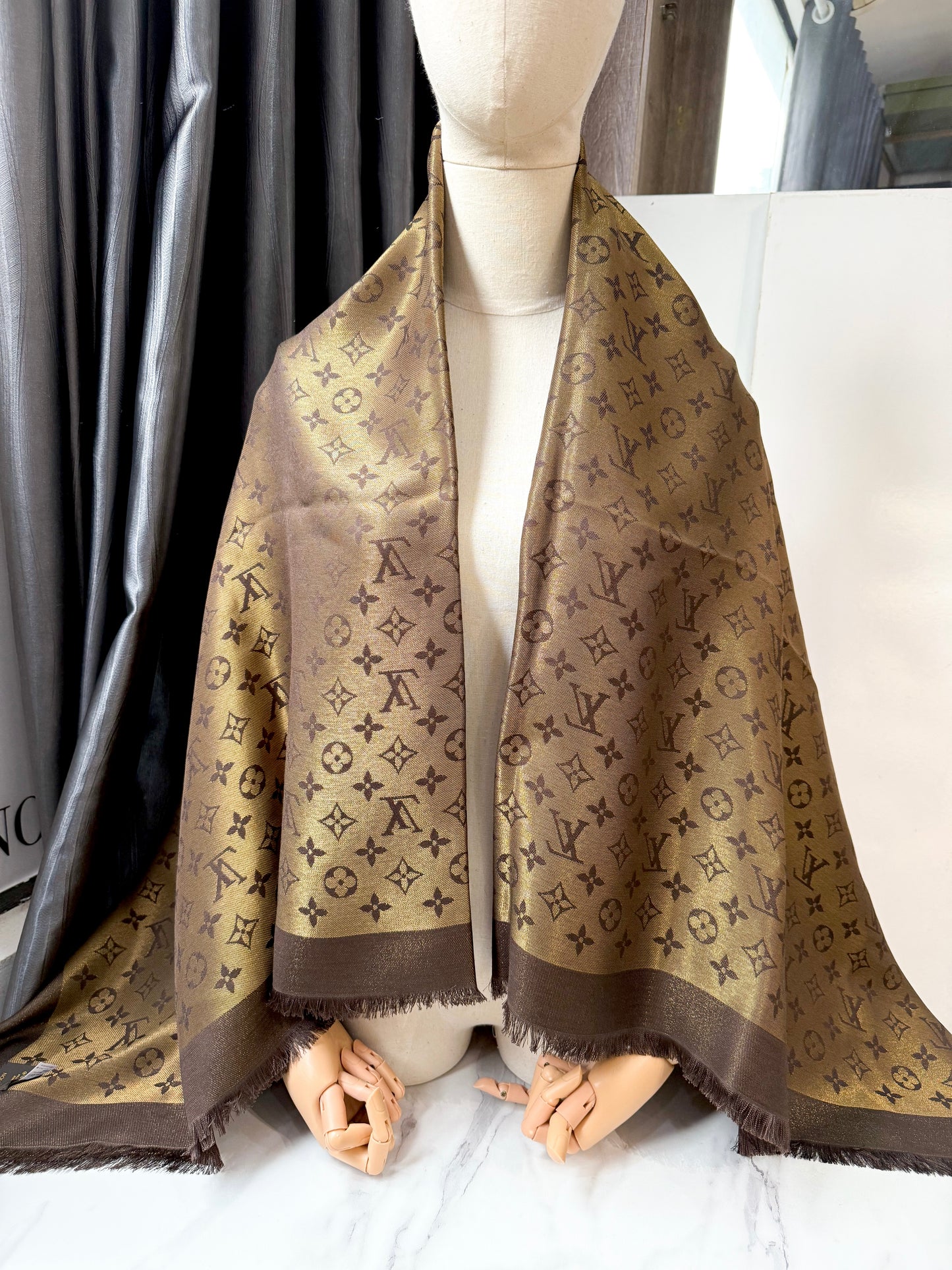 Khăn LV Ánh Kim Nâu