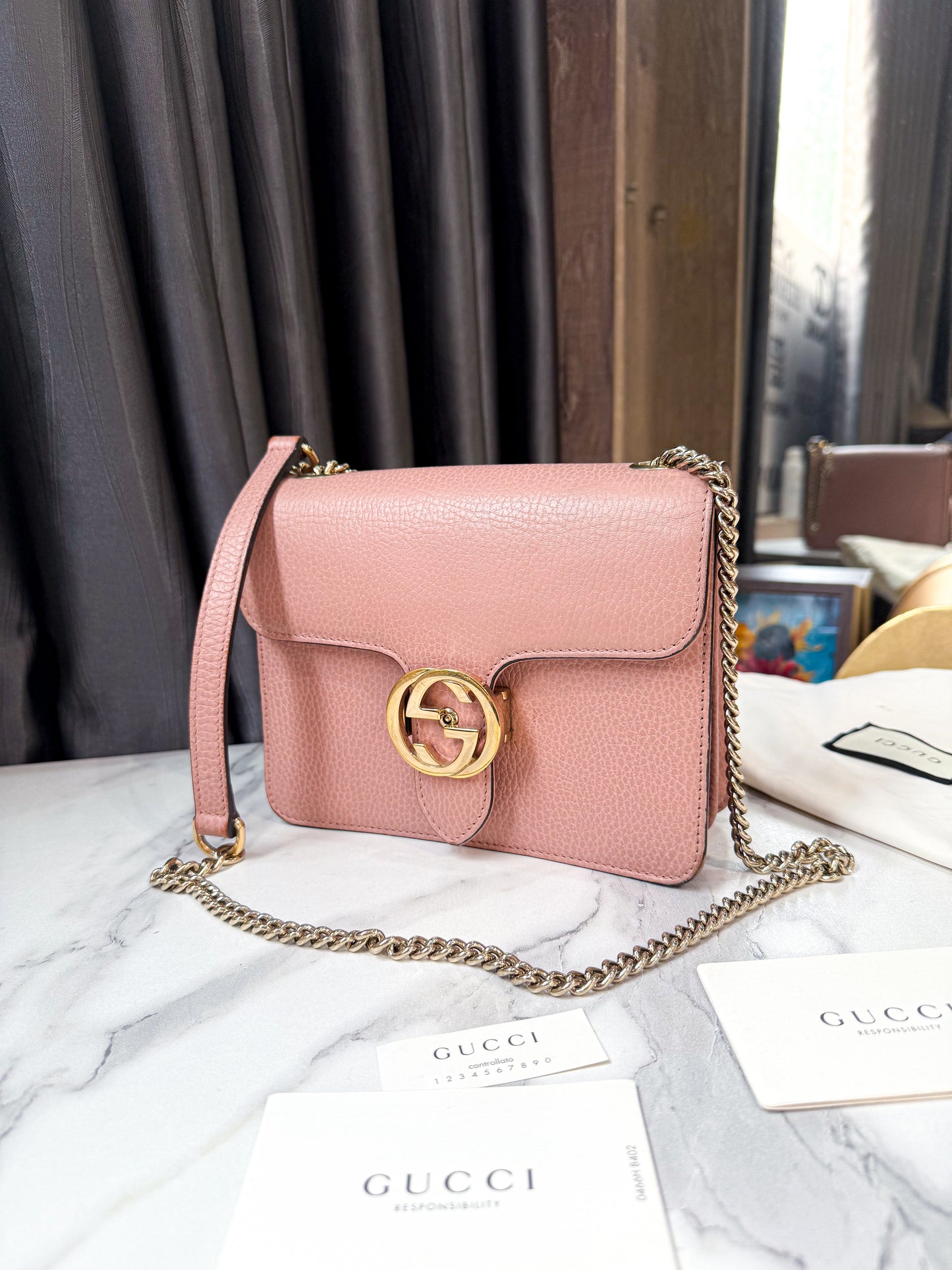 A Gucci Interlocking Hồng