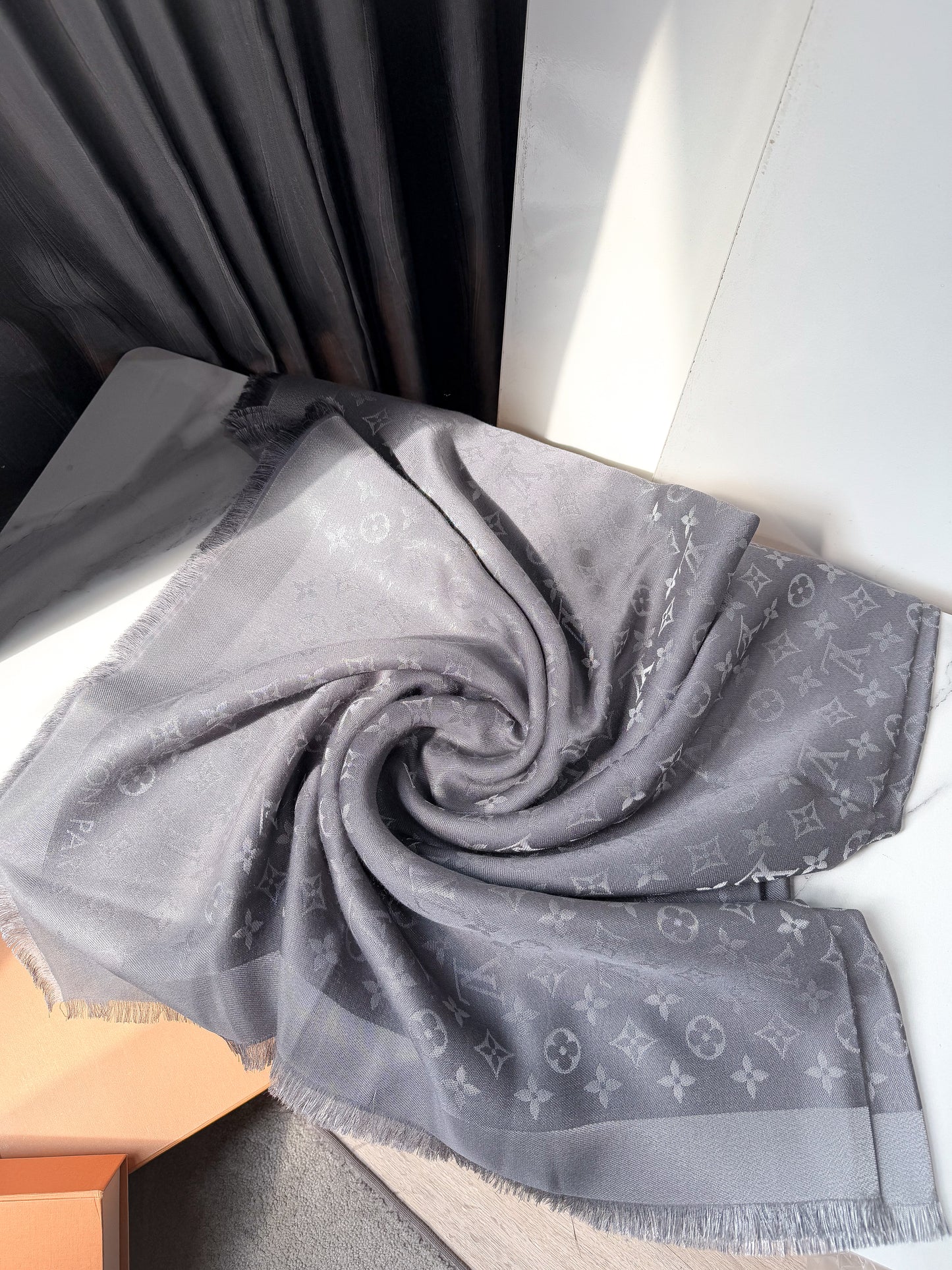 Khăn LV Ánh Kim Grey