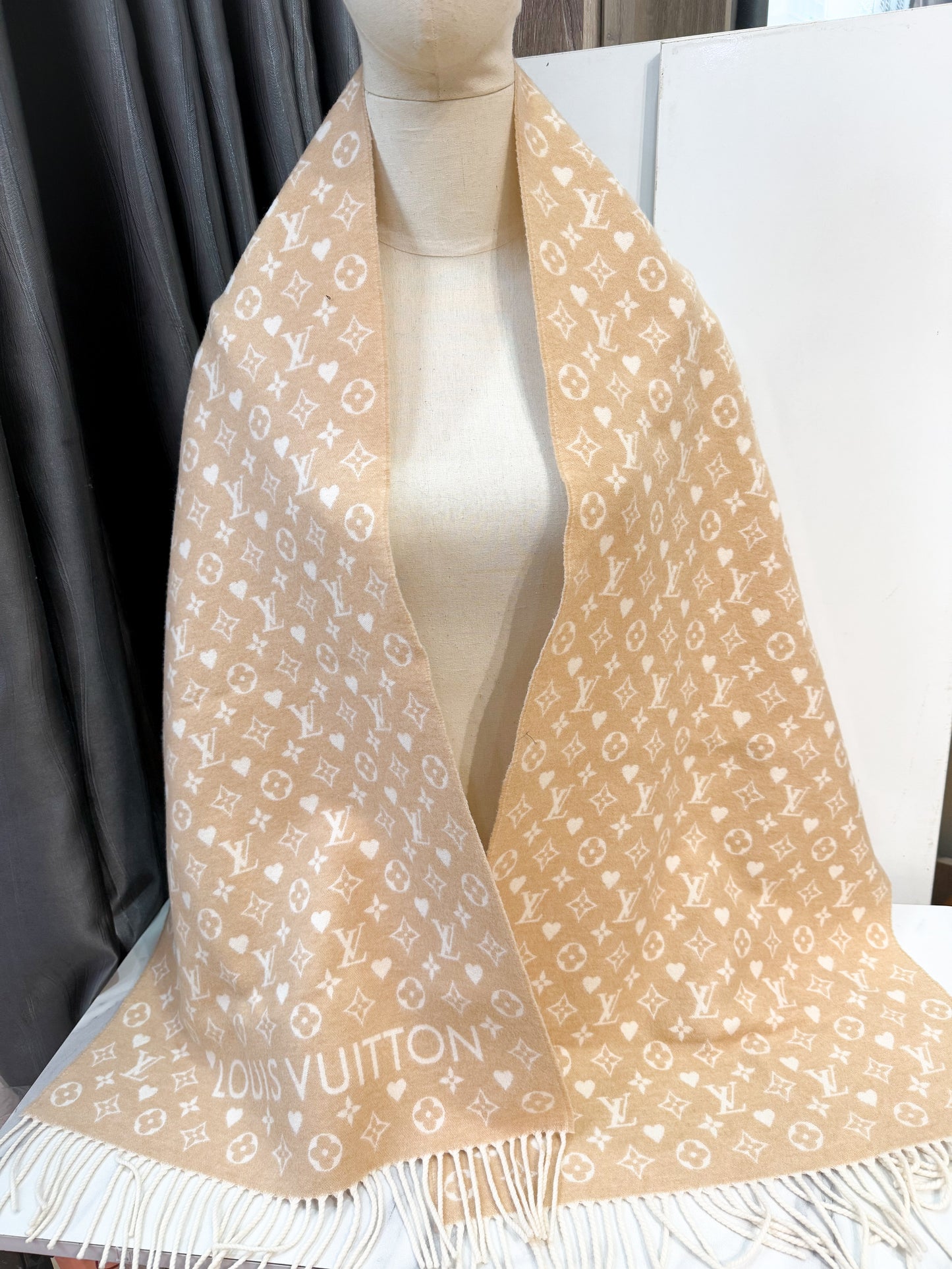 Khăn LV Cashmere Begie