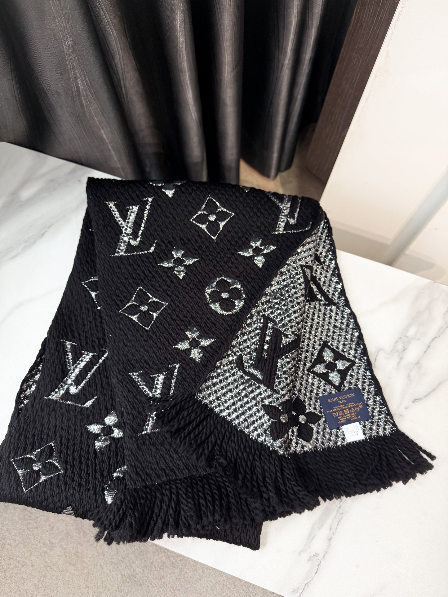 Khăn LV Len Đen Ánh Kim