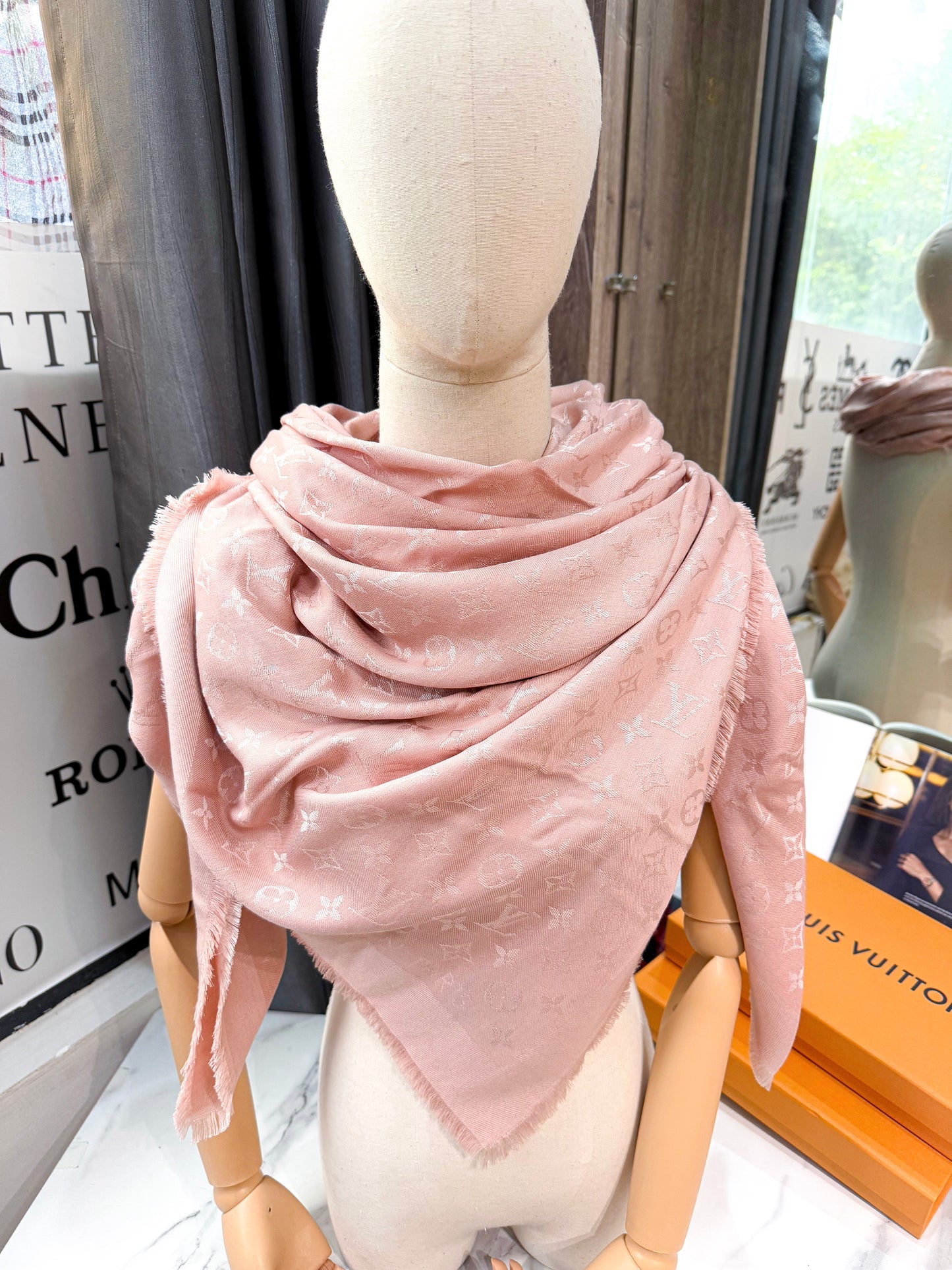 Khăn LV Hồng 28/3