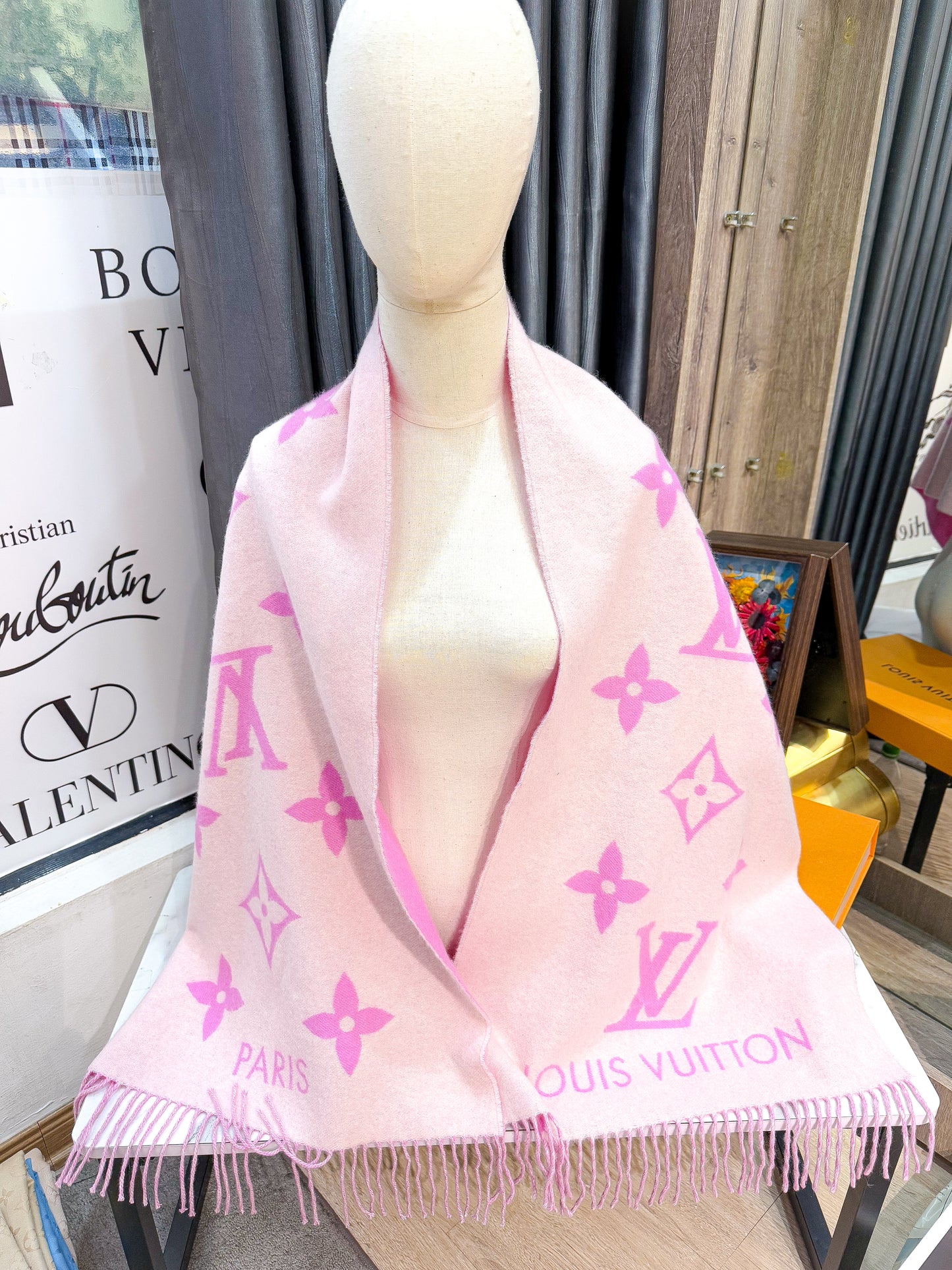 Khăn LV Cashmere Hồng