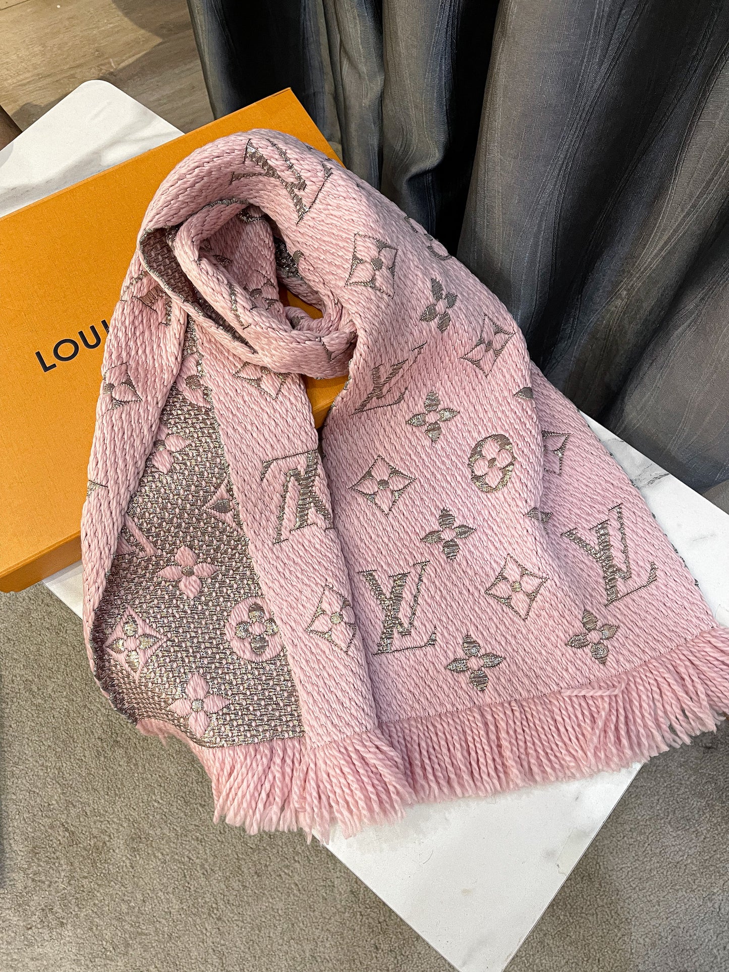Khăn Len LV Hồng Ánh Kim