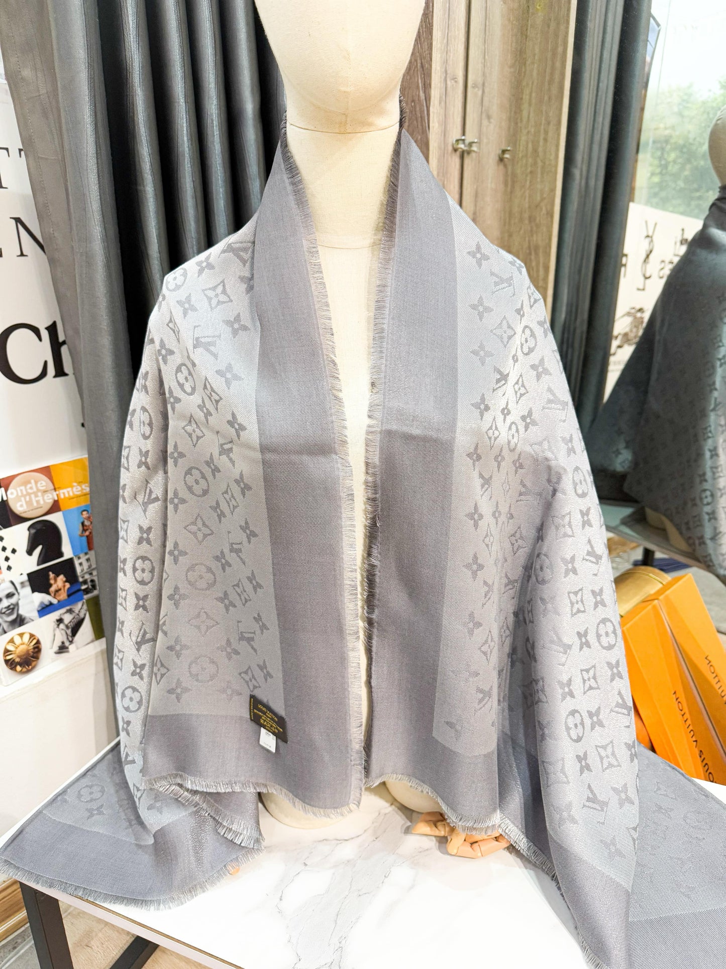 Khăn LV Ghi Ánh Kim Grey 5/4