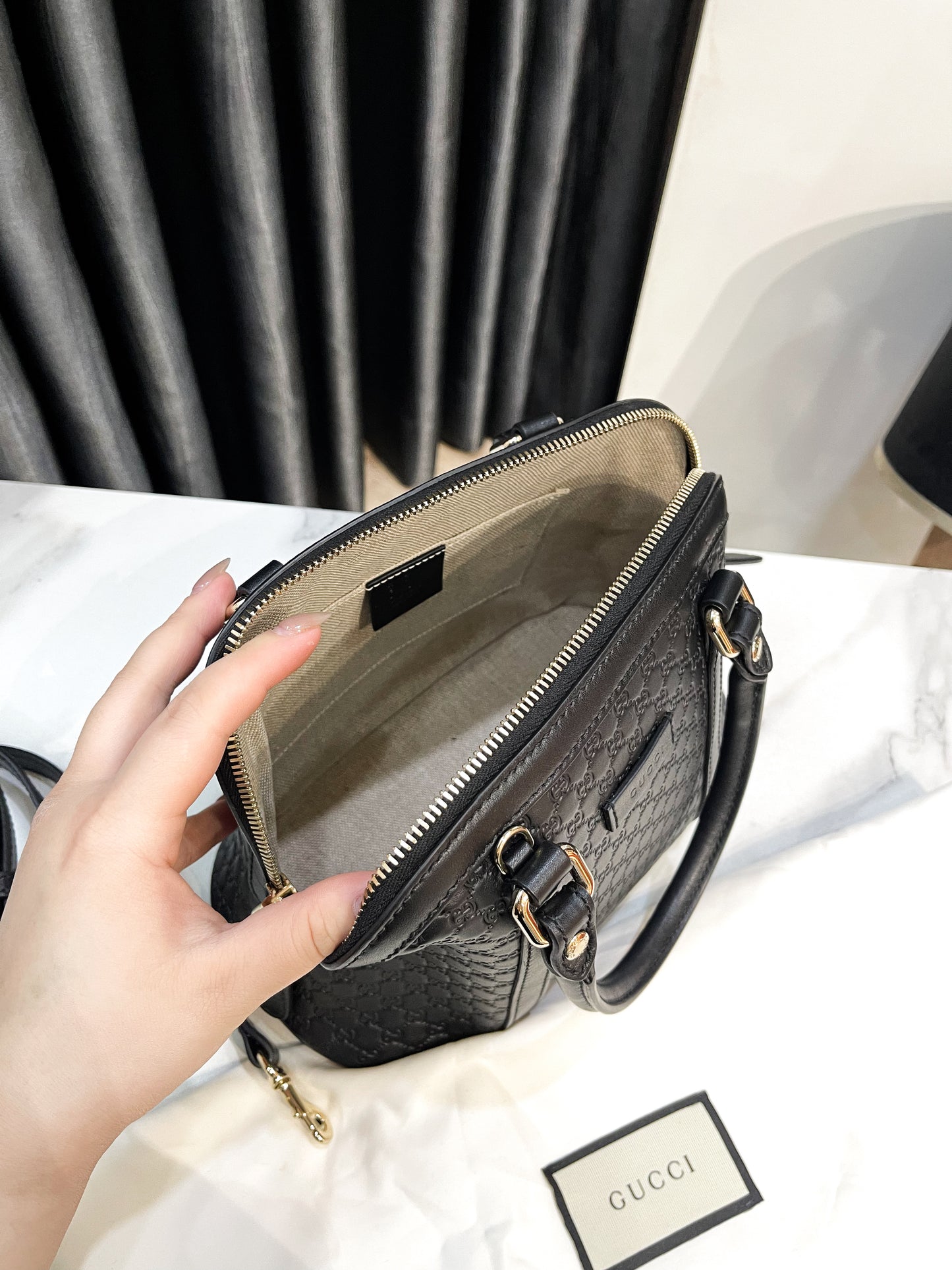 Gucci Hến Đen
