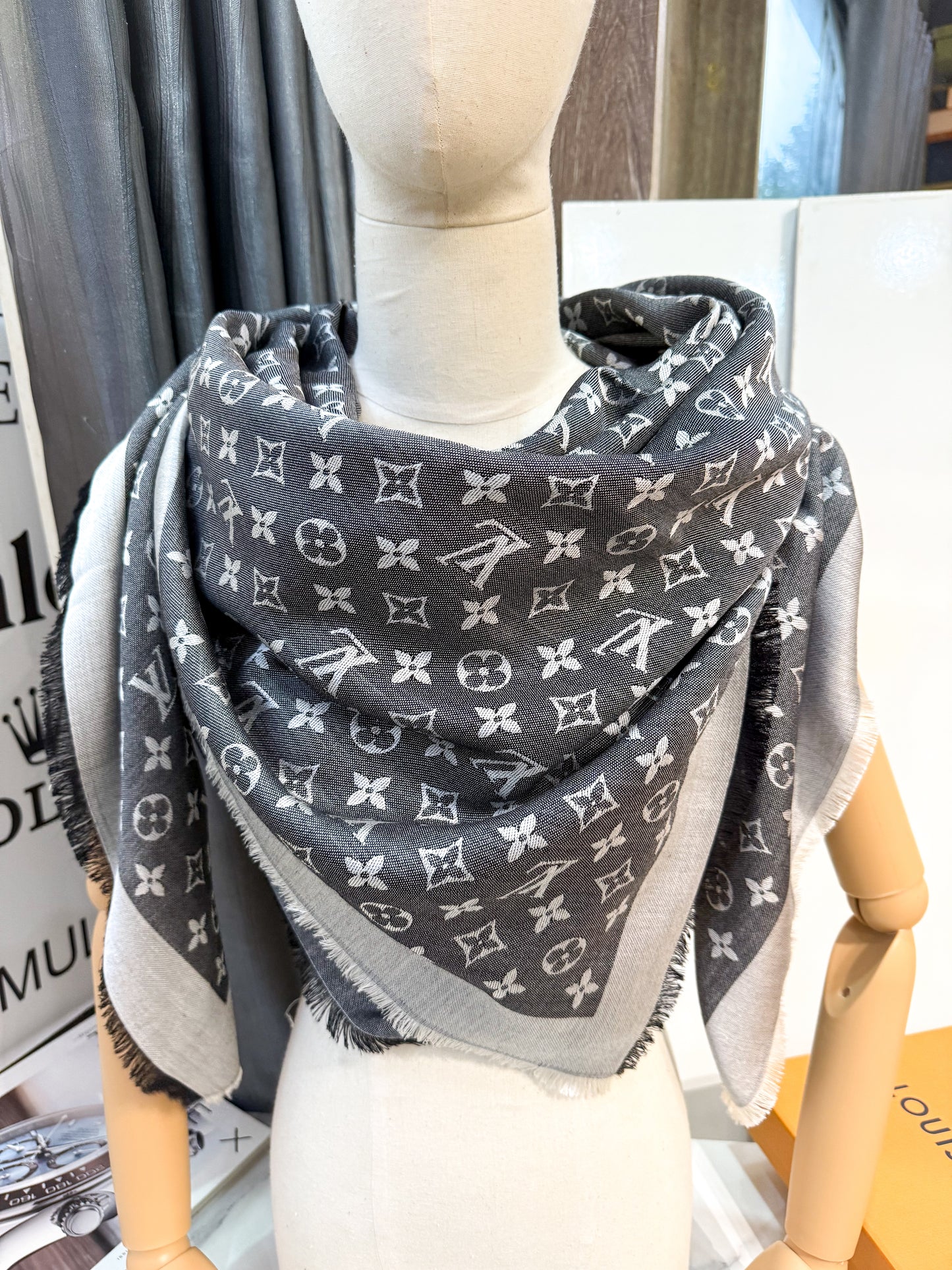 Khăn LV Denim Ghi Đen