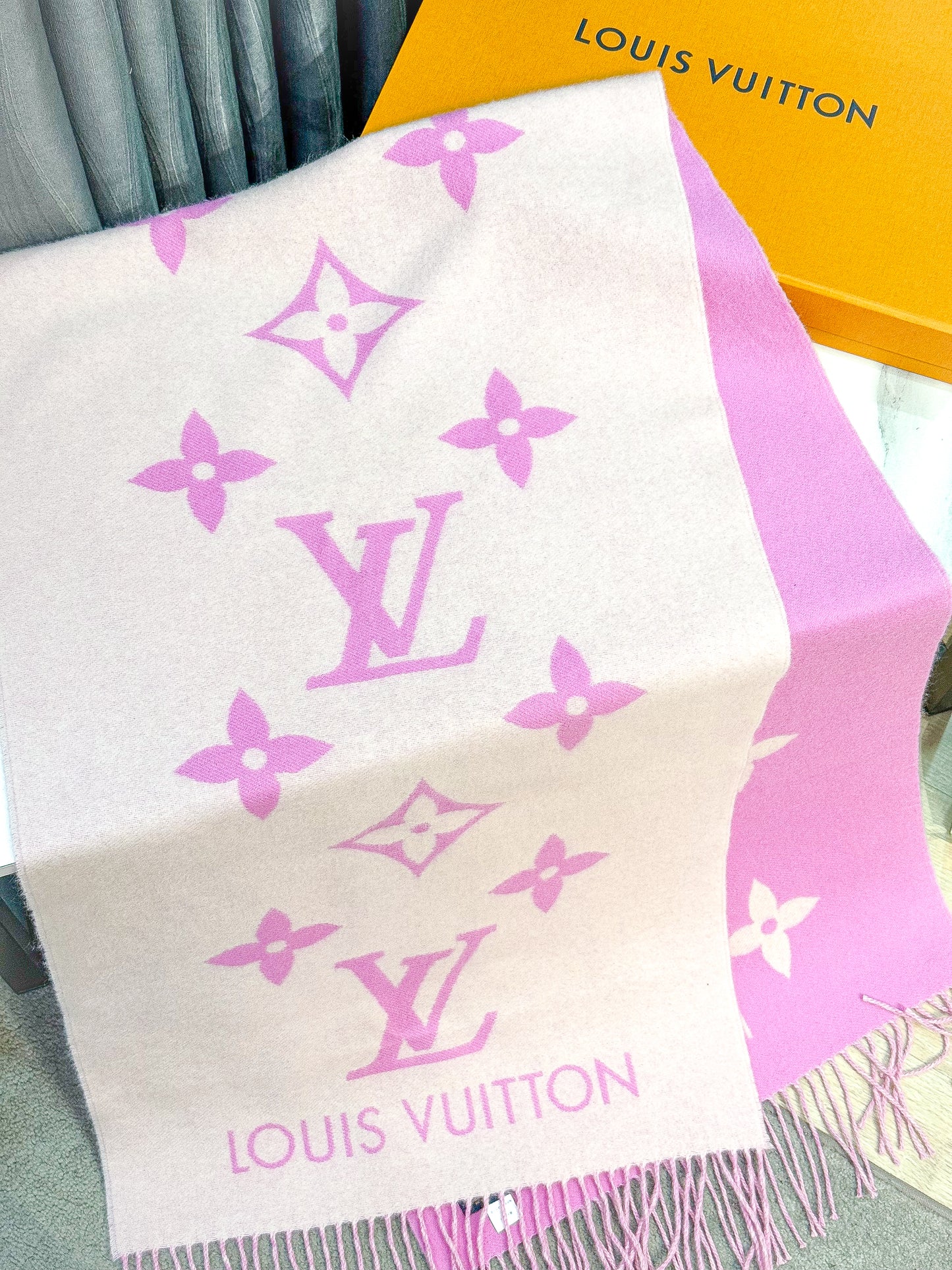 Khăn LV Cashmere Hồng
