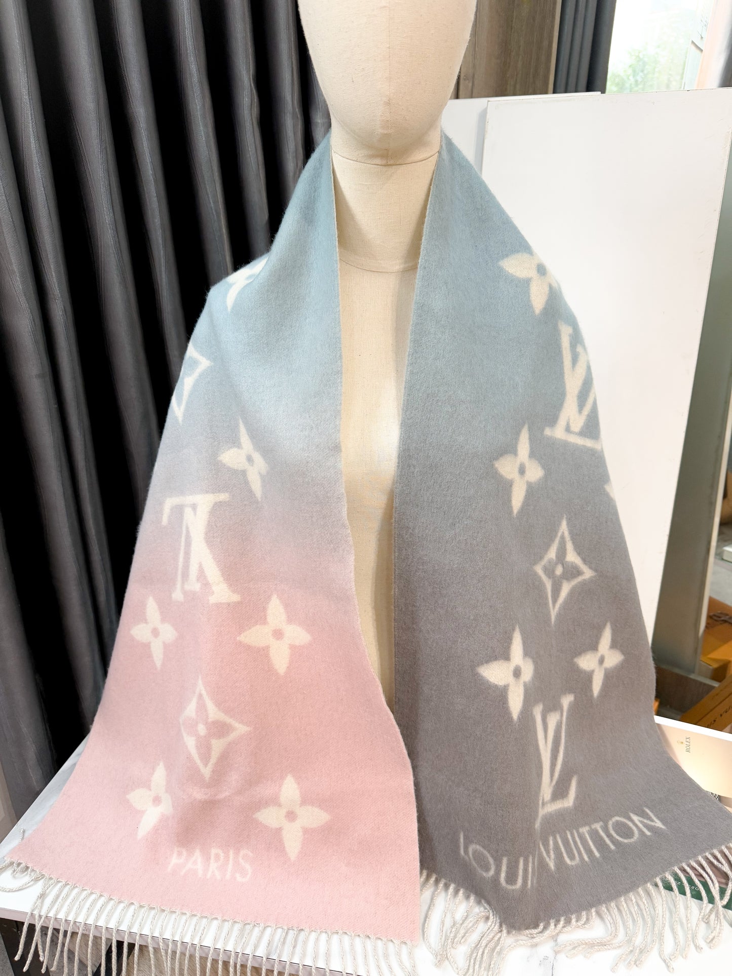 Khăn LV Cashmere Hồng Xanh