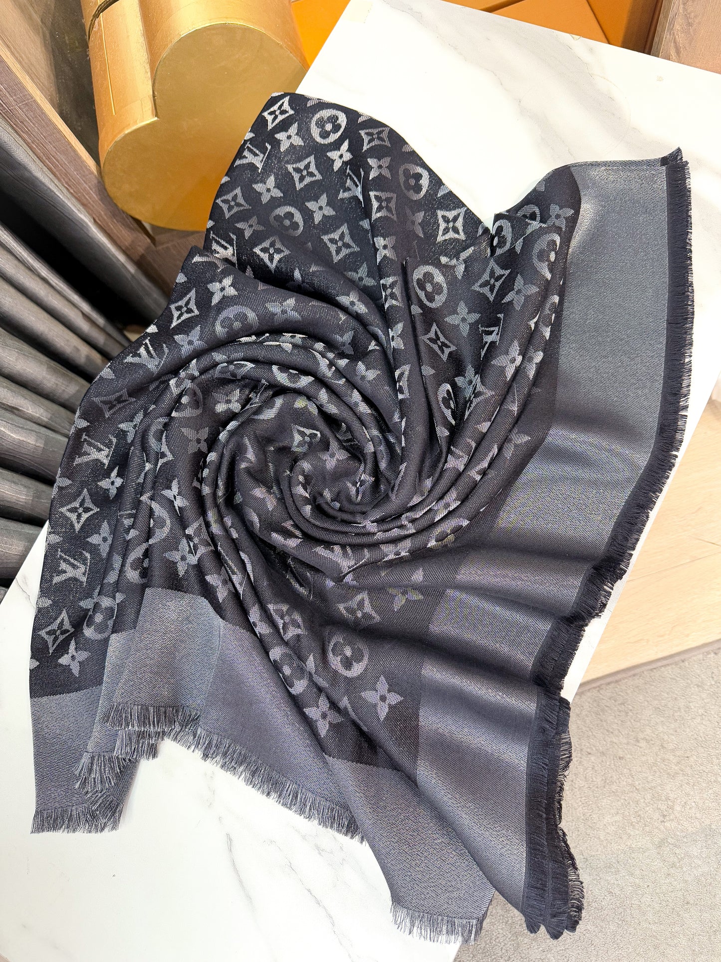 Khăn LV Ánh Kim Đen Ghi