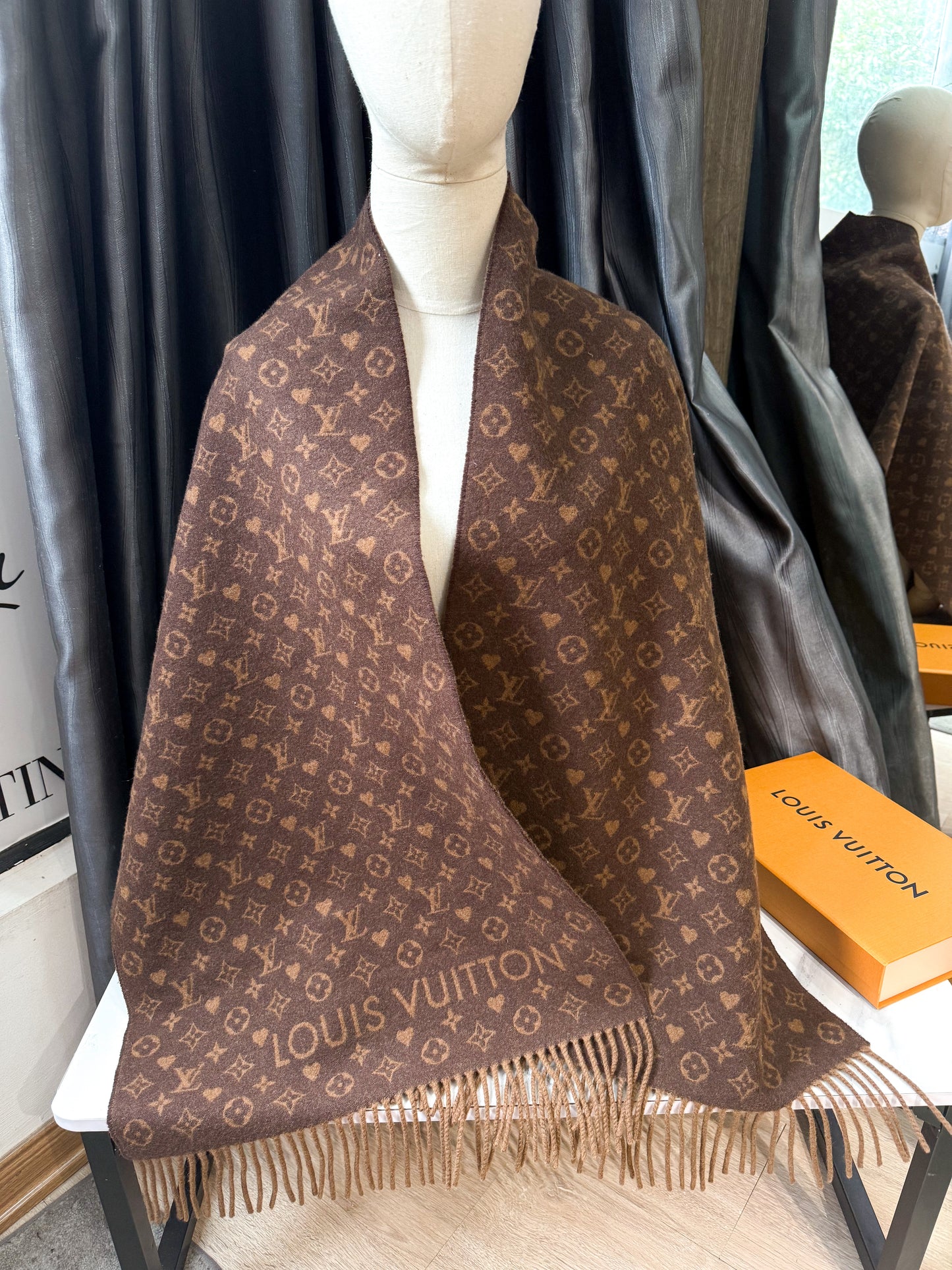 Khăn LV Cashmere Nâu Logo Nhỏ