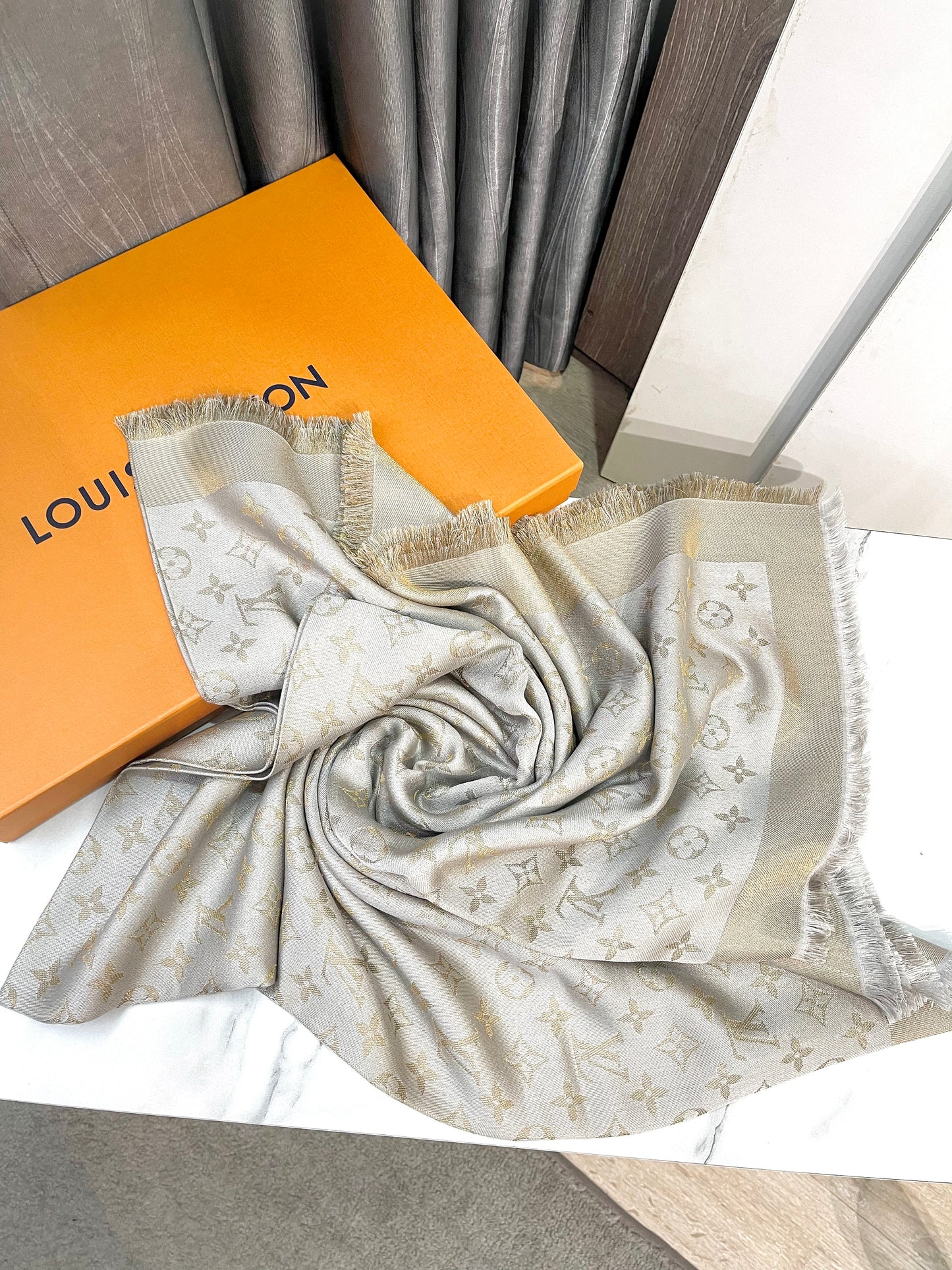 Khăn LV Ánh Kim Ghi Vàng