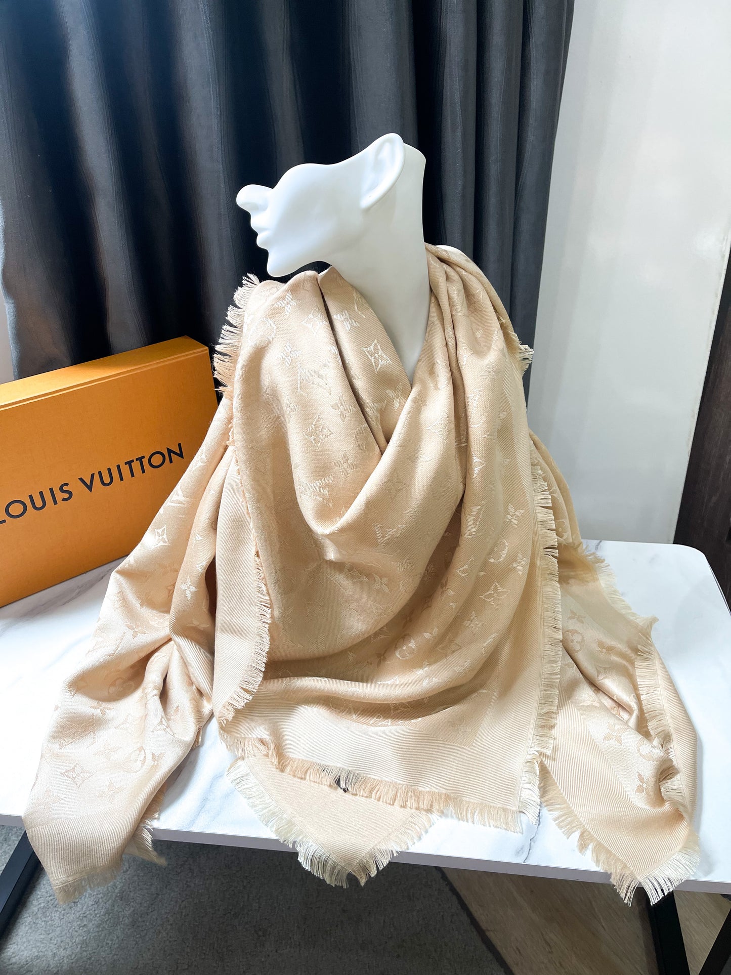 LV Towel Luxurious Color
