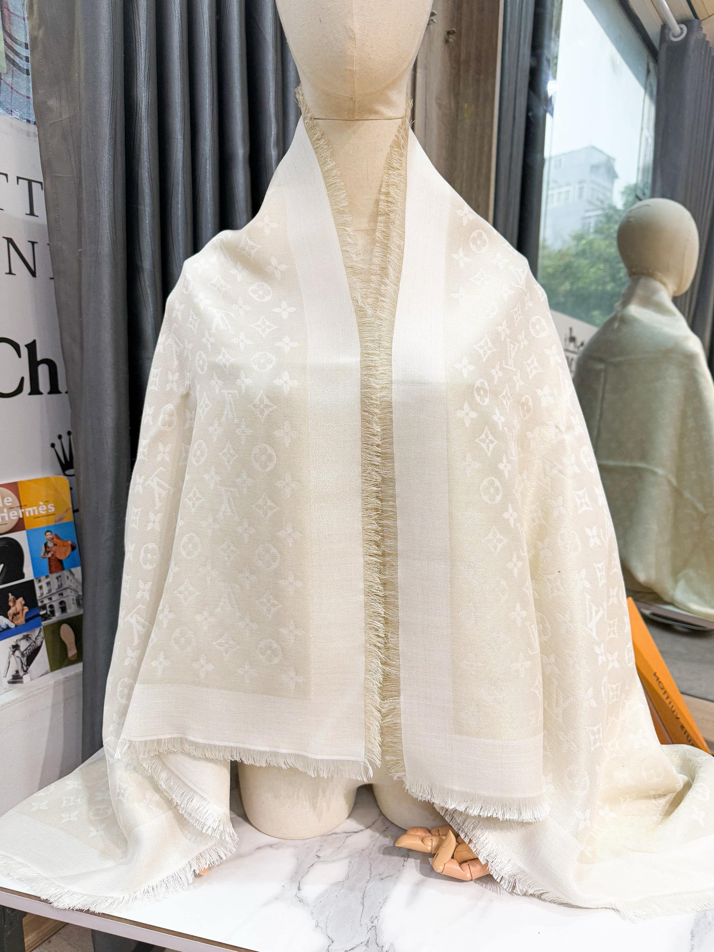 Khăn LV Trắng Ánh Kim 5/4