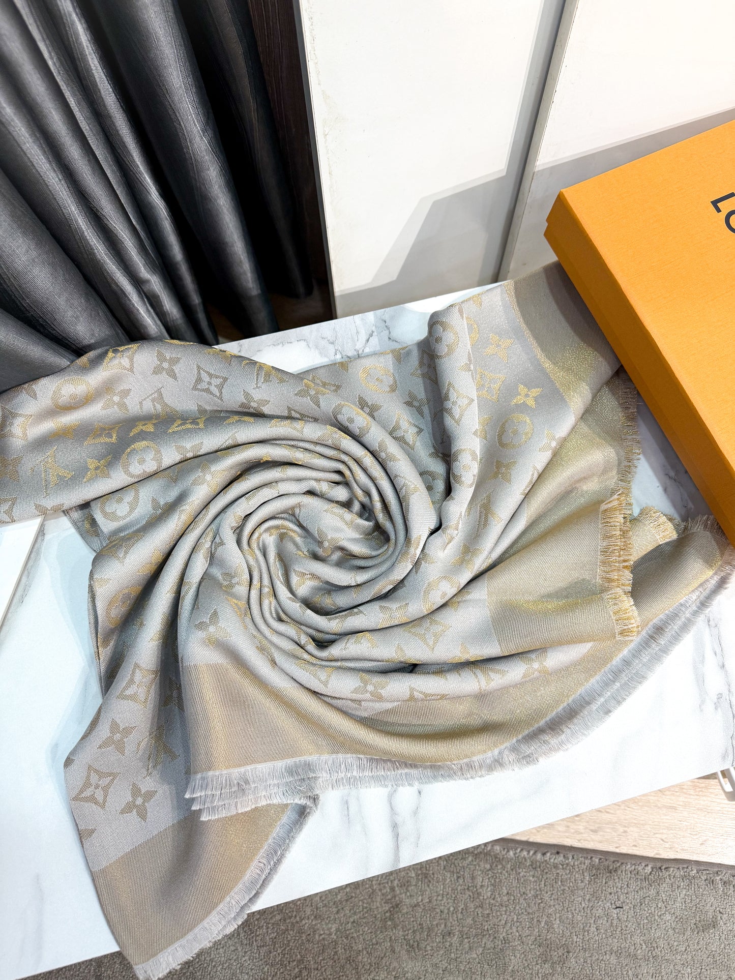 Khăn LV Ánh Kim Ghi Vàng