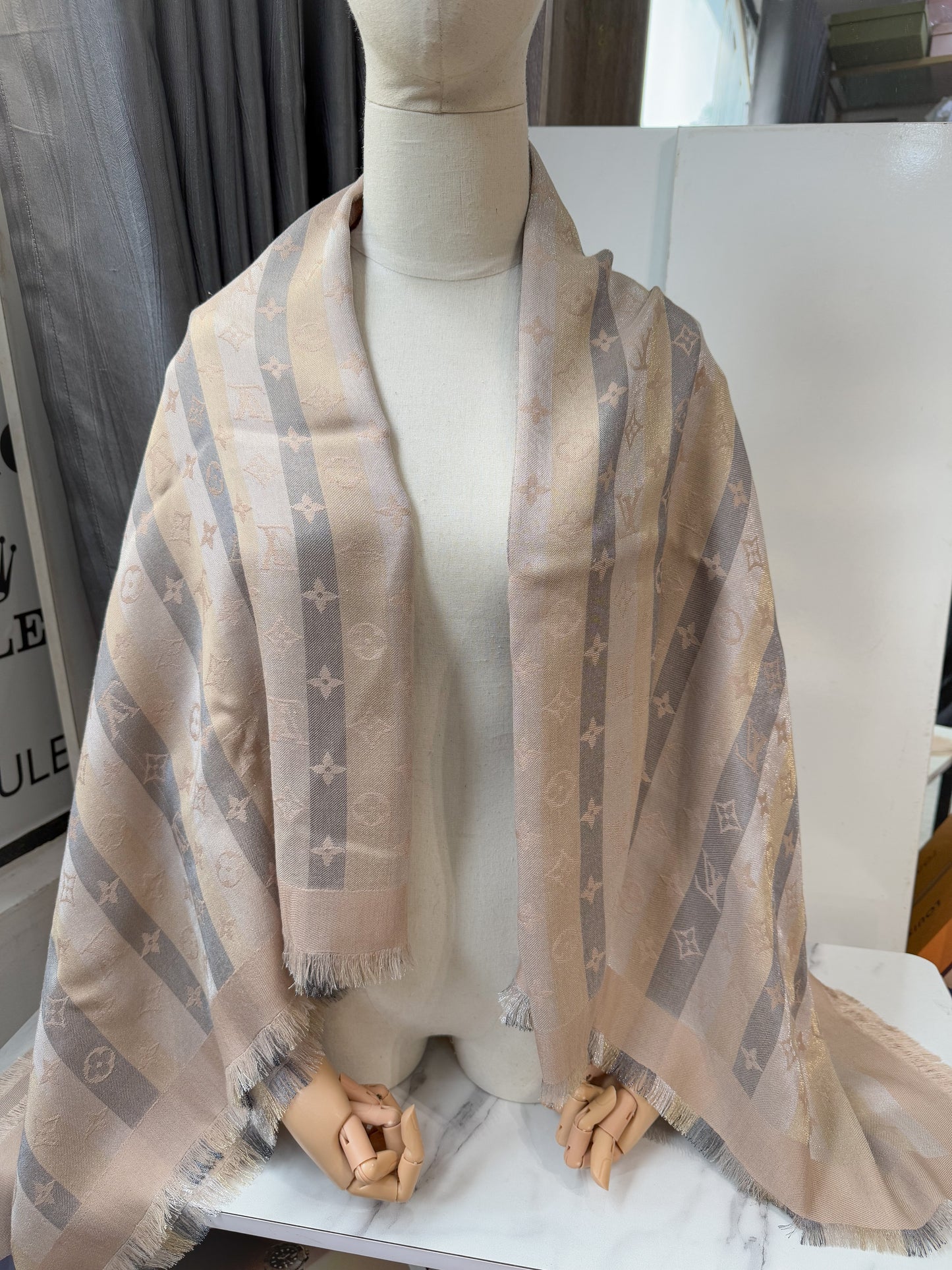 Khăn LV Ánh Kim Kẻ