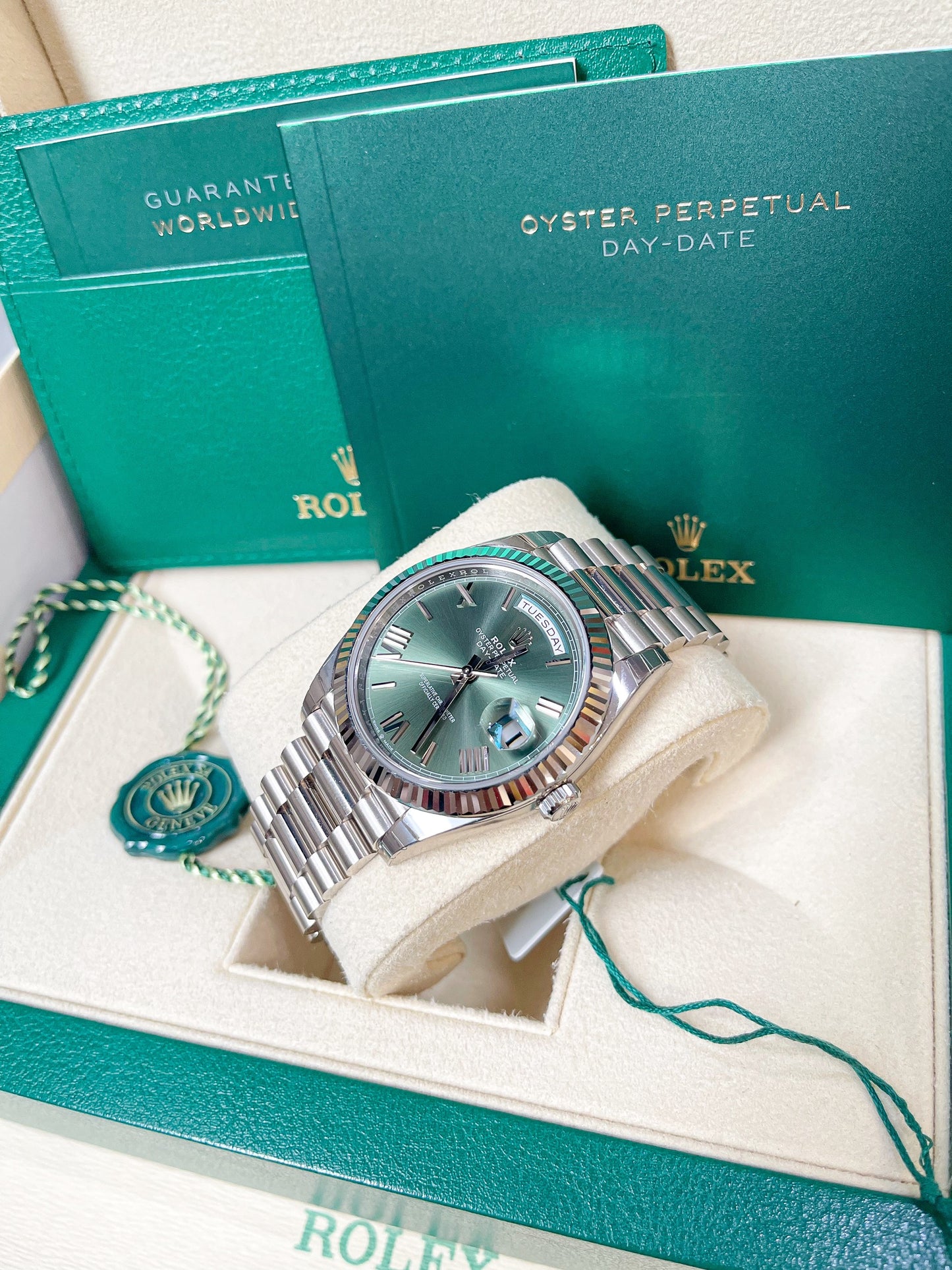 Đồng Hồ Rolex Day-Date 228239 White Gold Olive Green Dial