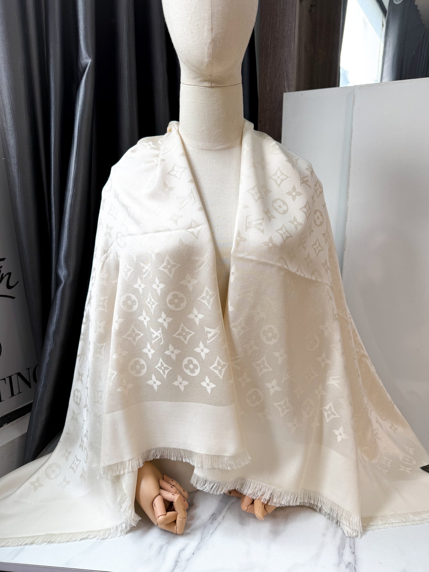 Khăn LV Trắng Khổ 140x140