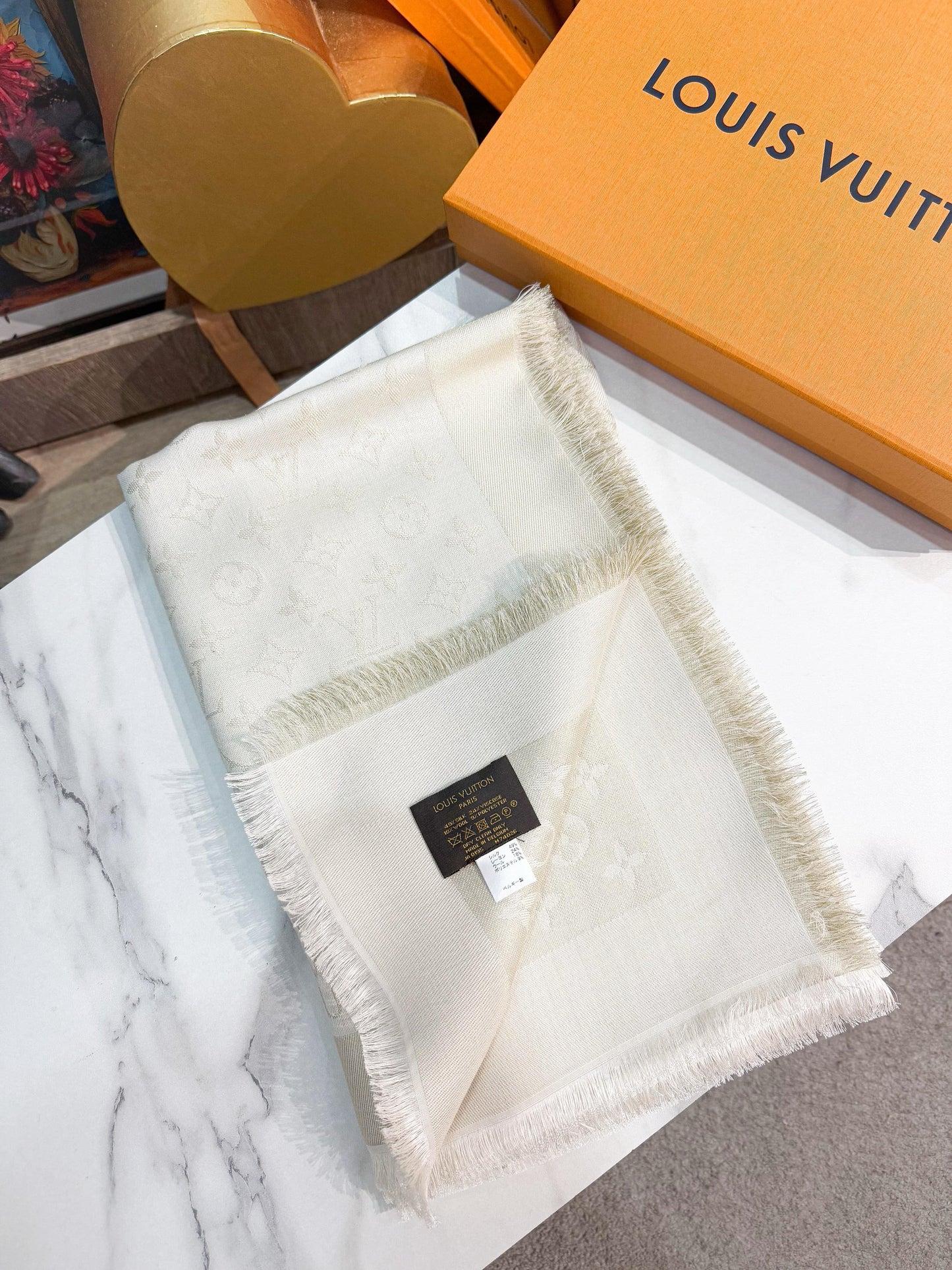 Khăn LV Trắng Ánh Kim 5/4