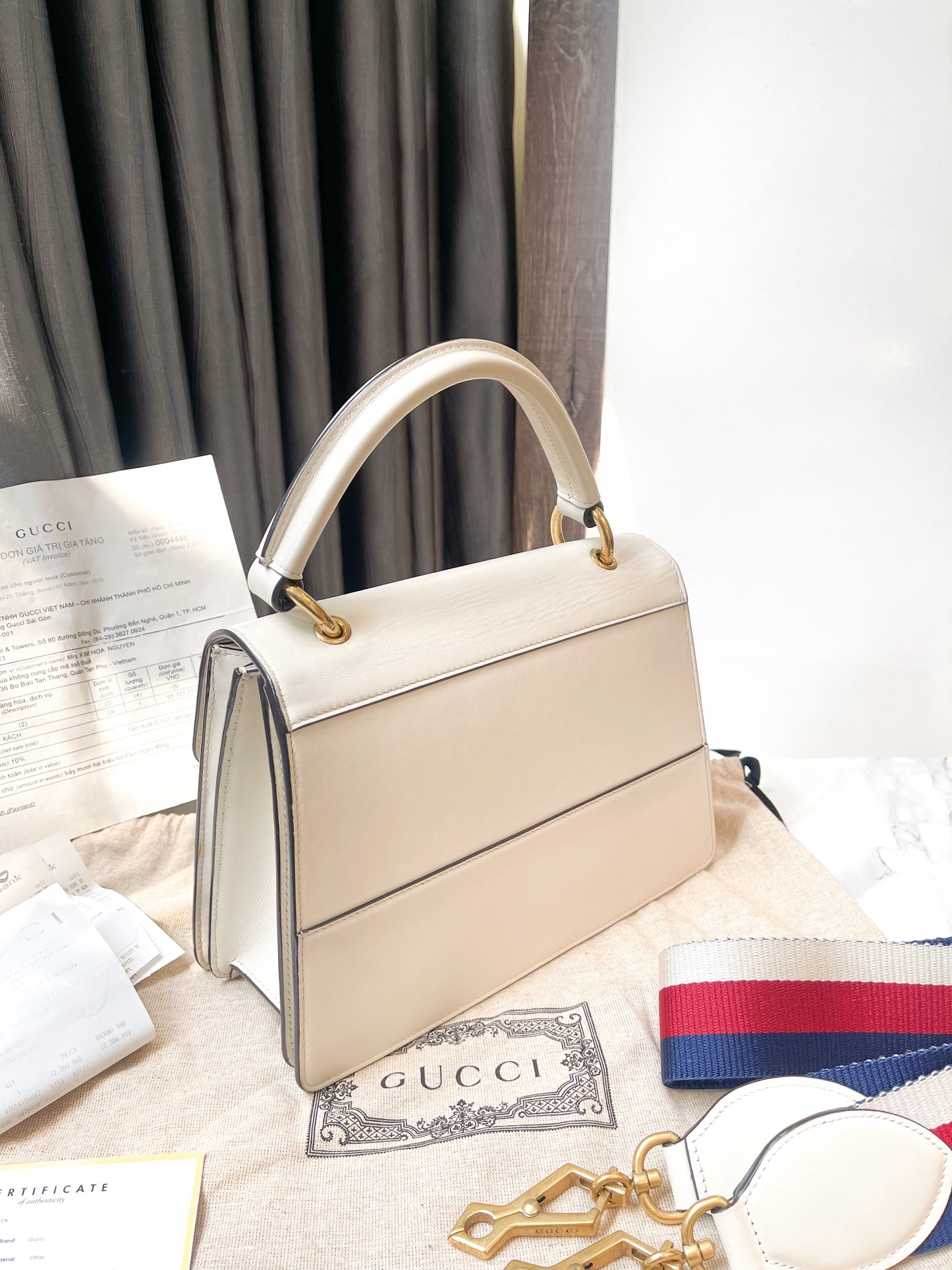 Gucci Ong Trắng