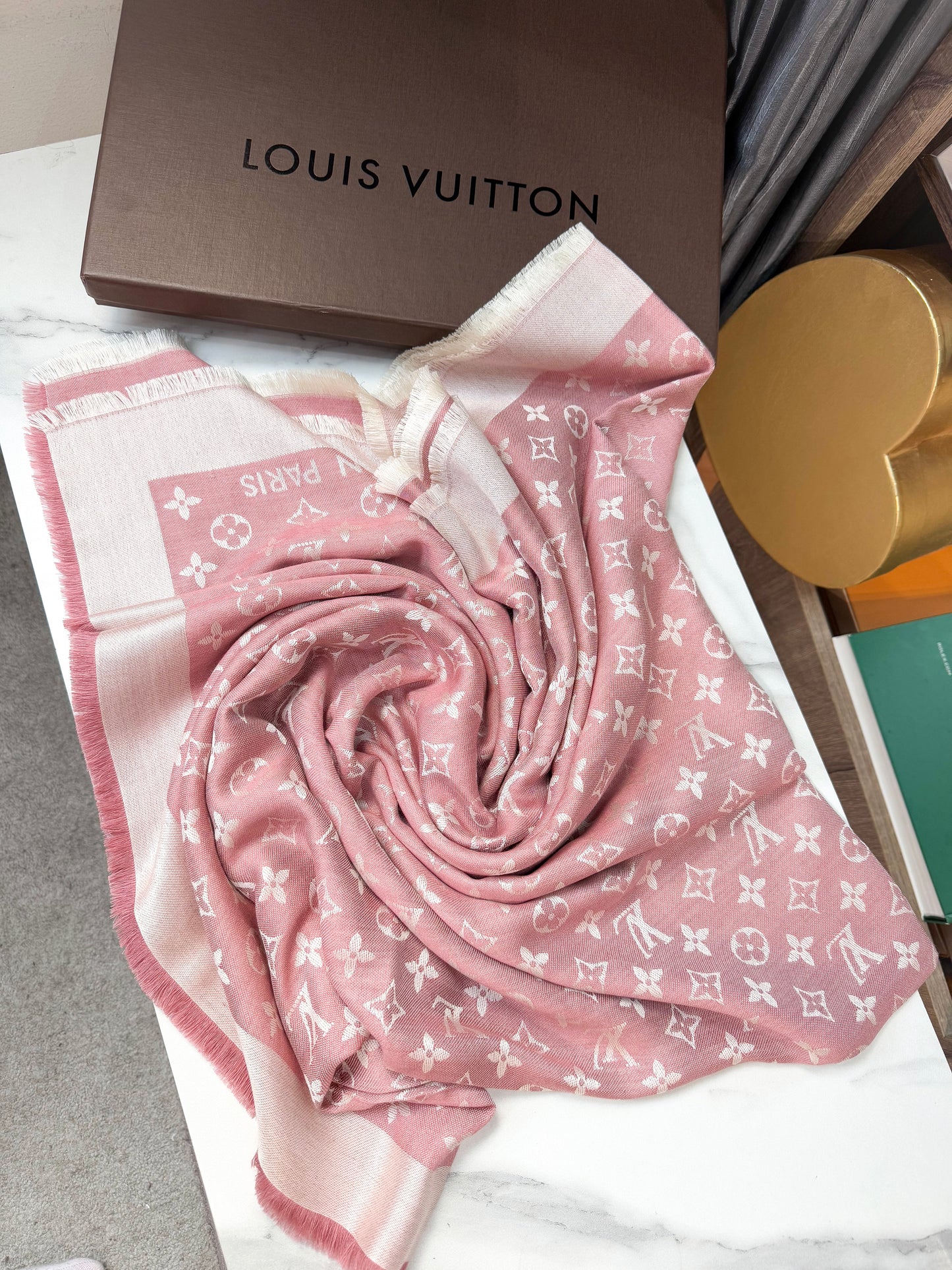 Khăn LV Denim Hồng