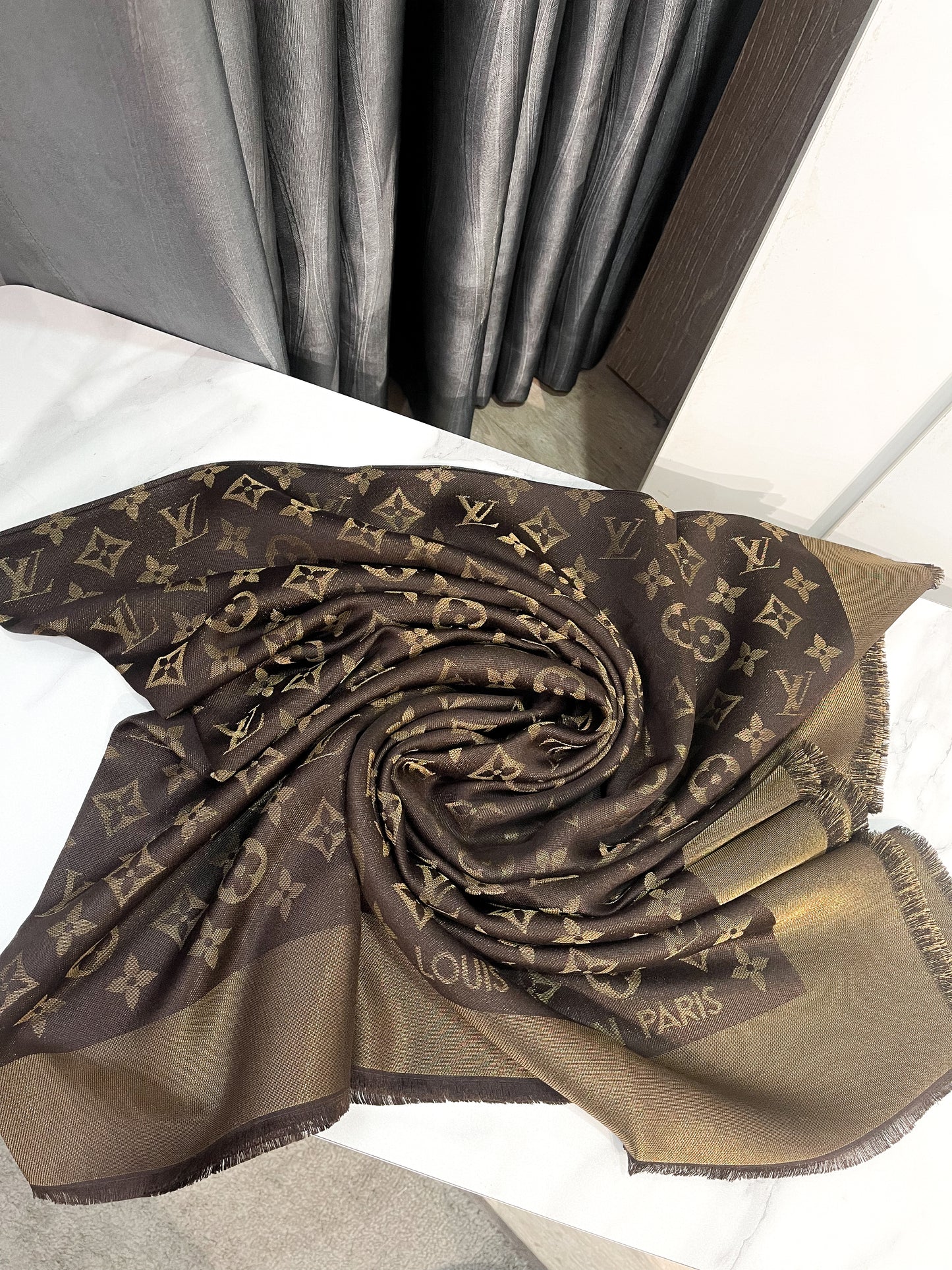 Khăn LV Nâu Ánh Kim