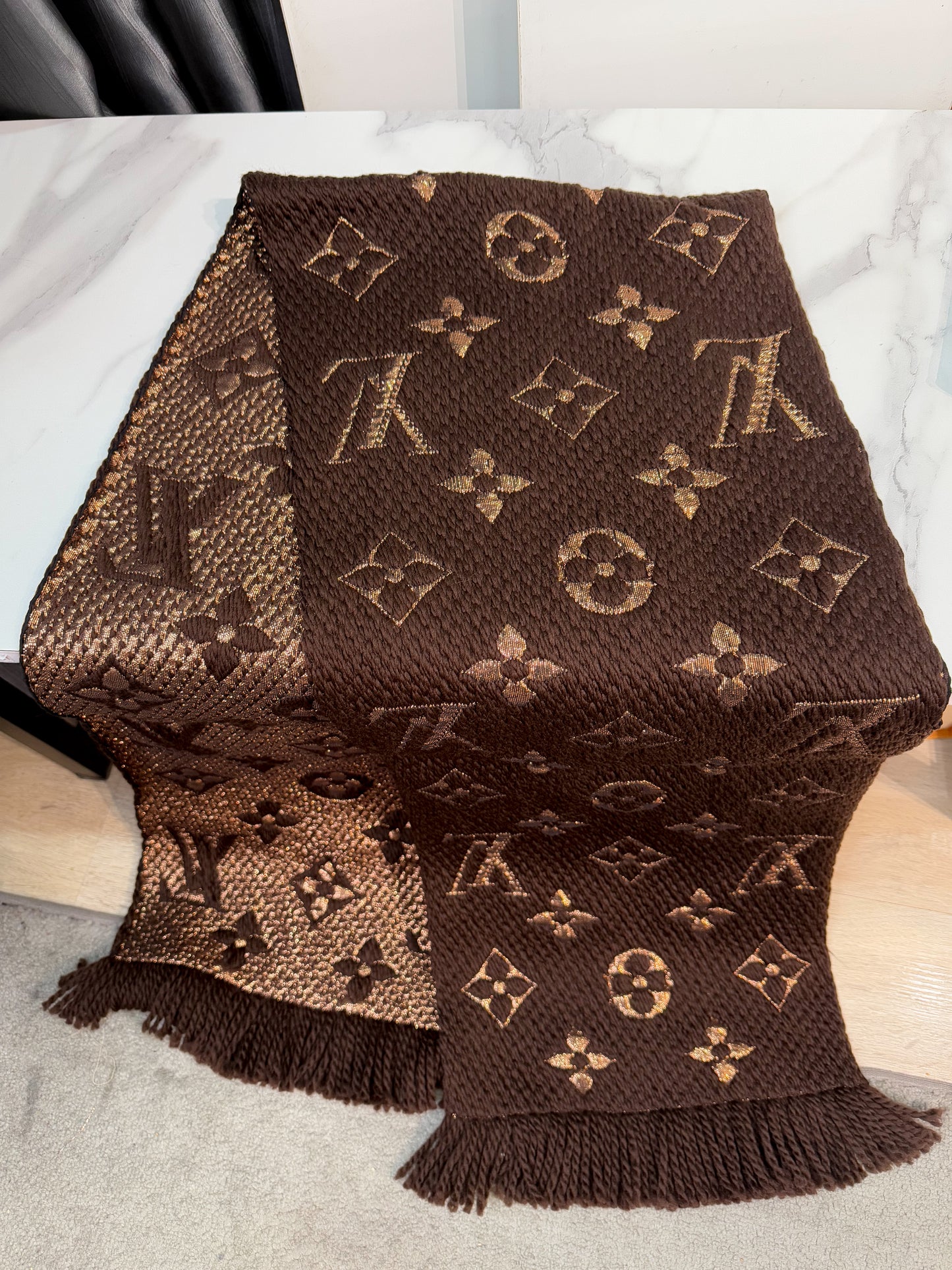 Khăn LV Len Nâu Ánh Kim