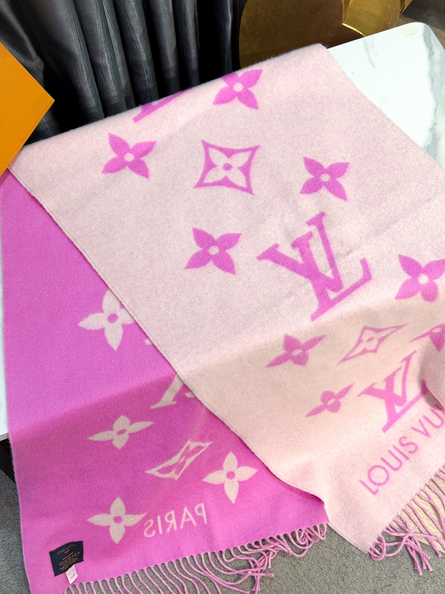 Khăn LV Cashmere Hồng