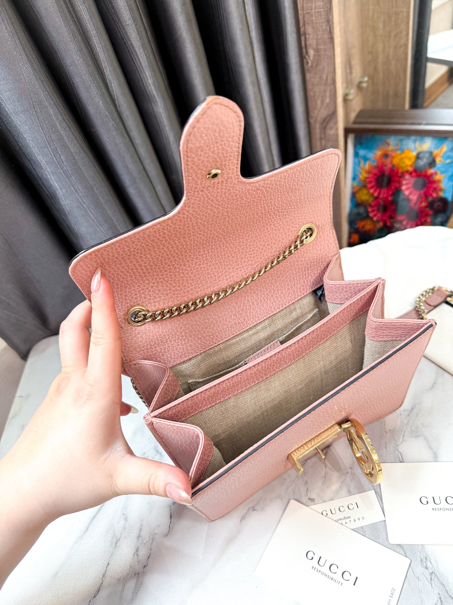 A Gucci Interlocking Hồng