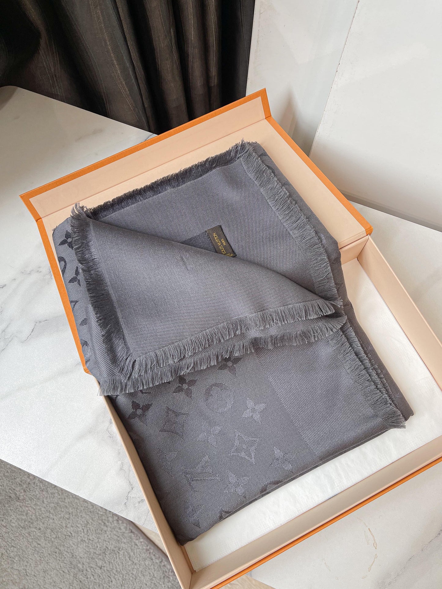 Khăn LV Khổ 140x140 Grey