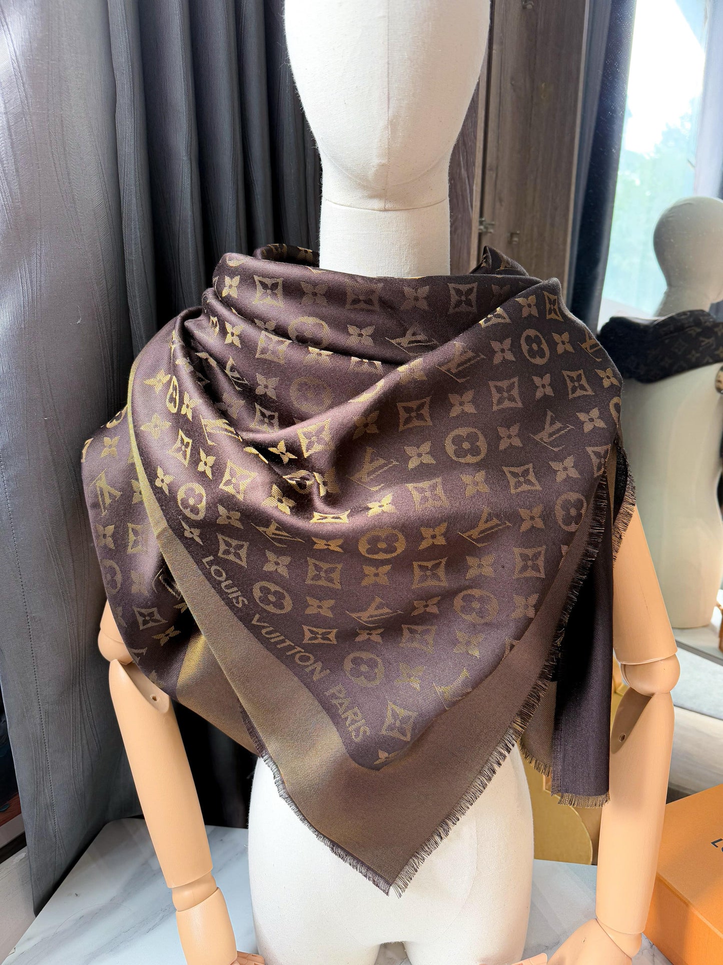 Khăn LV Ánh Kim Nâu 26/2