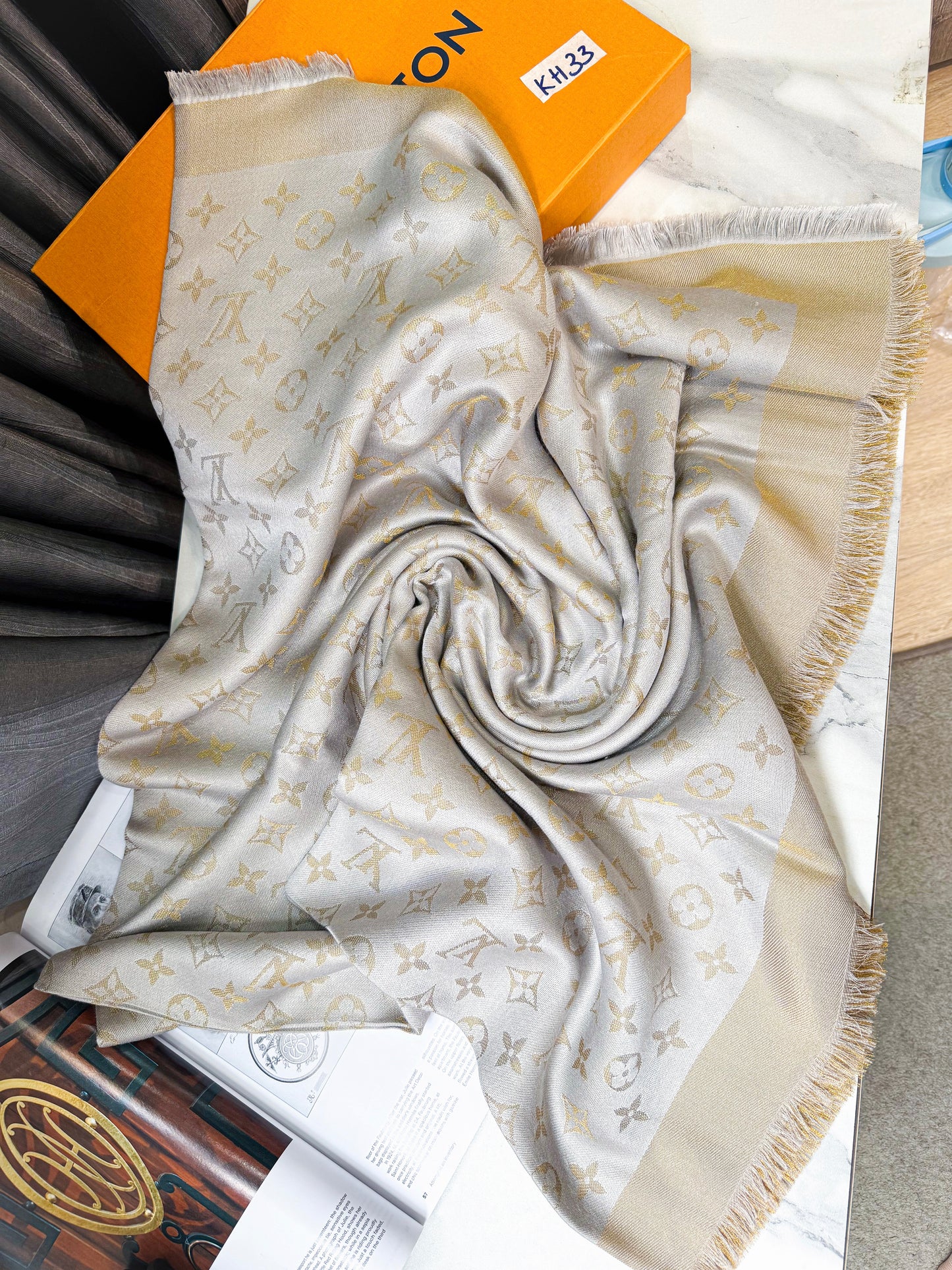 Khăn LV Ánh Kim Ghi Vàng KH33 7/11