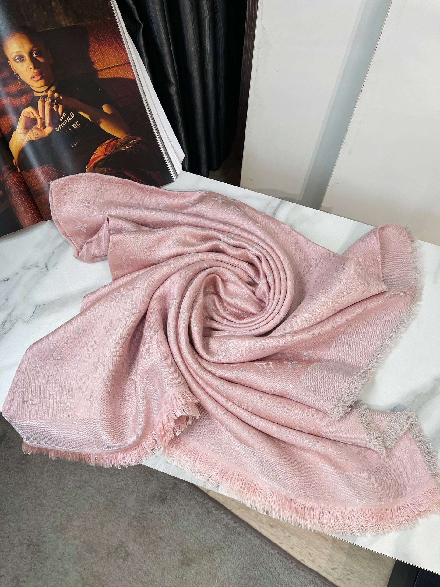 Khăn LV Hồng Ánh Kim