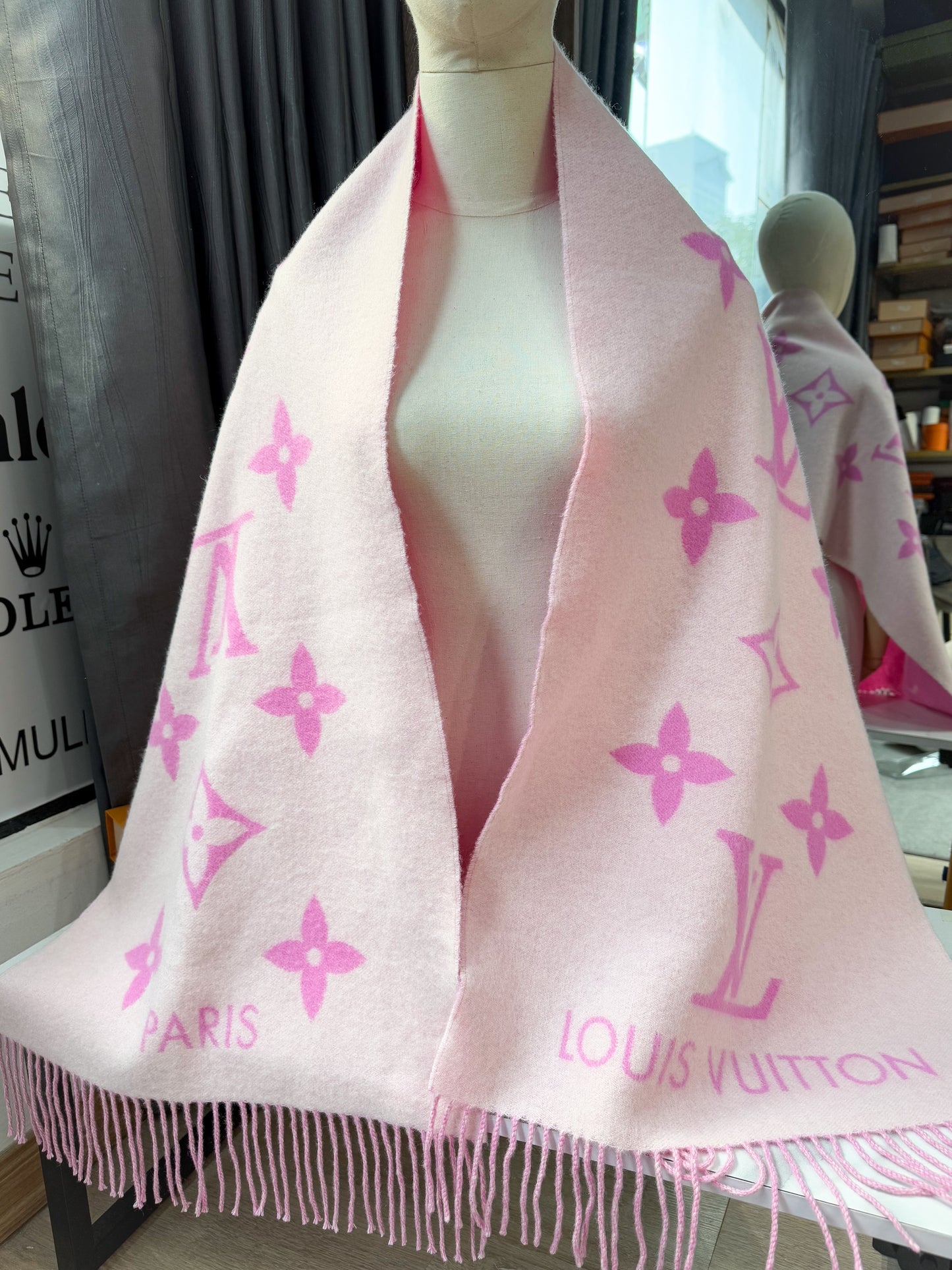 Khăn LV Cashmere Hồng