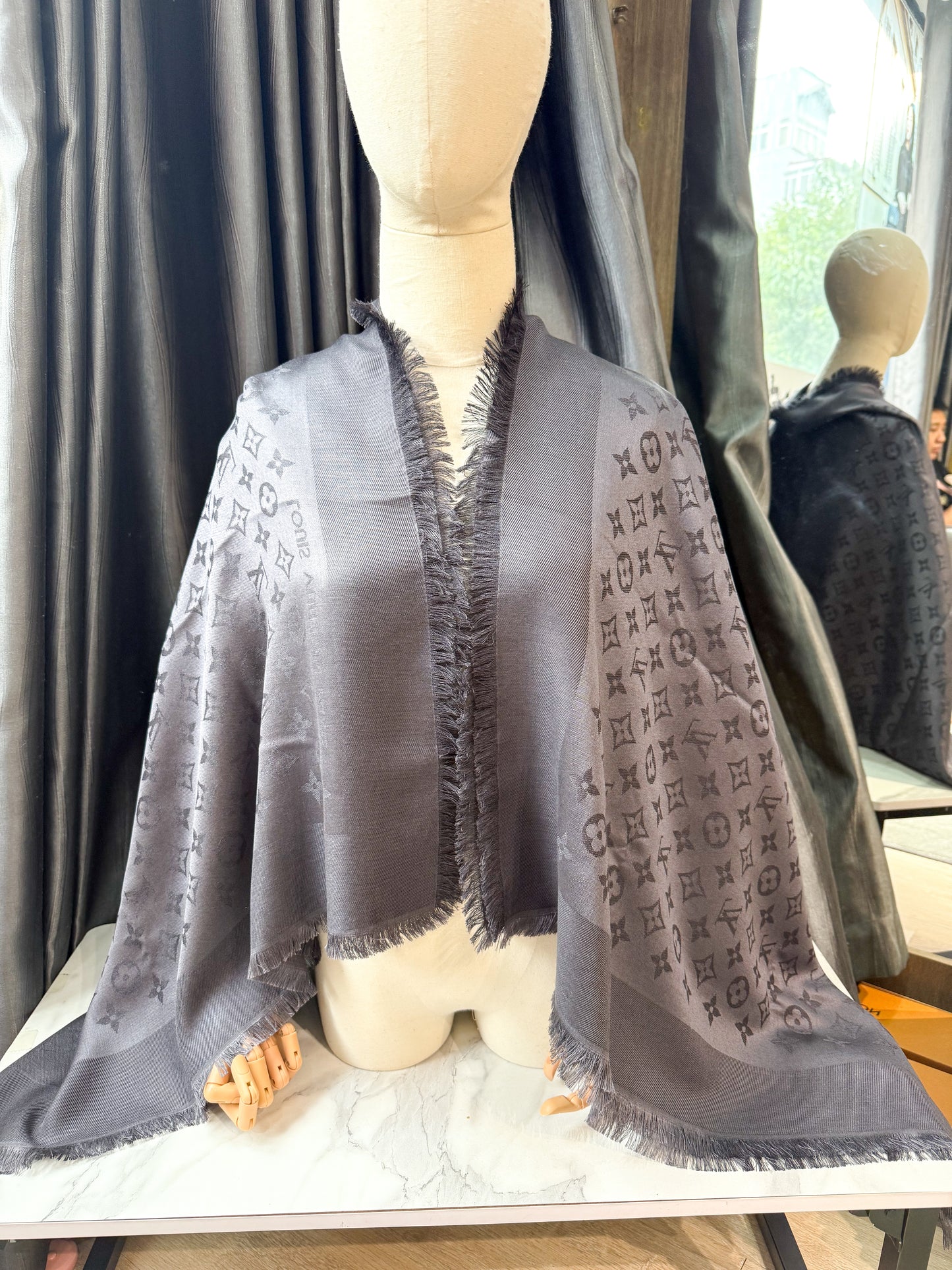 Khăn LV Grey Khổ 140x140
