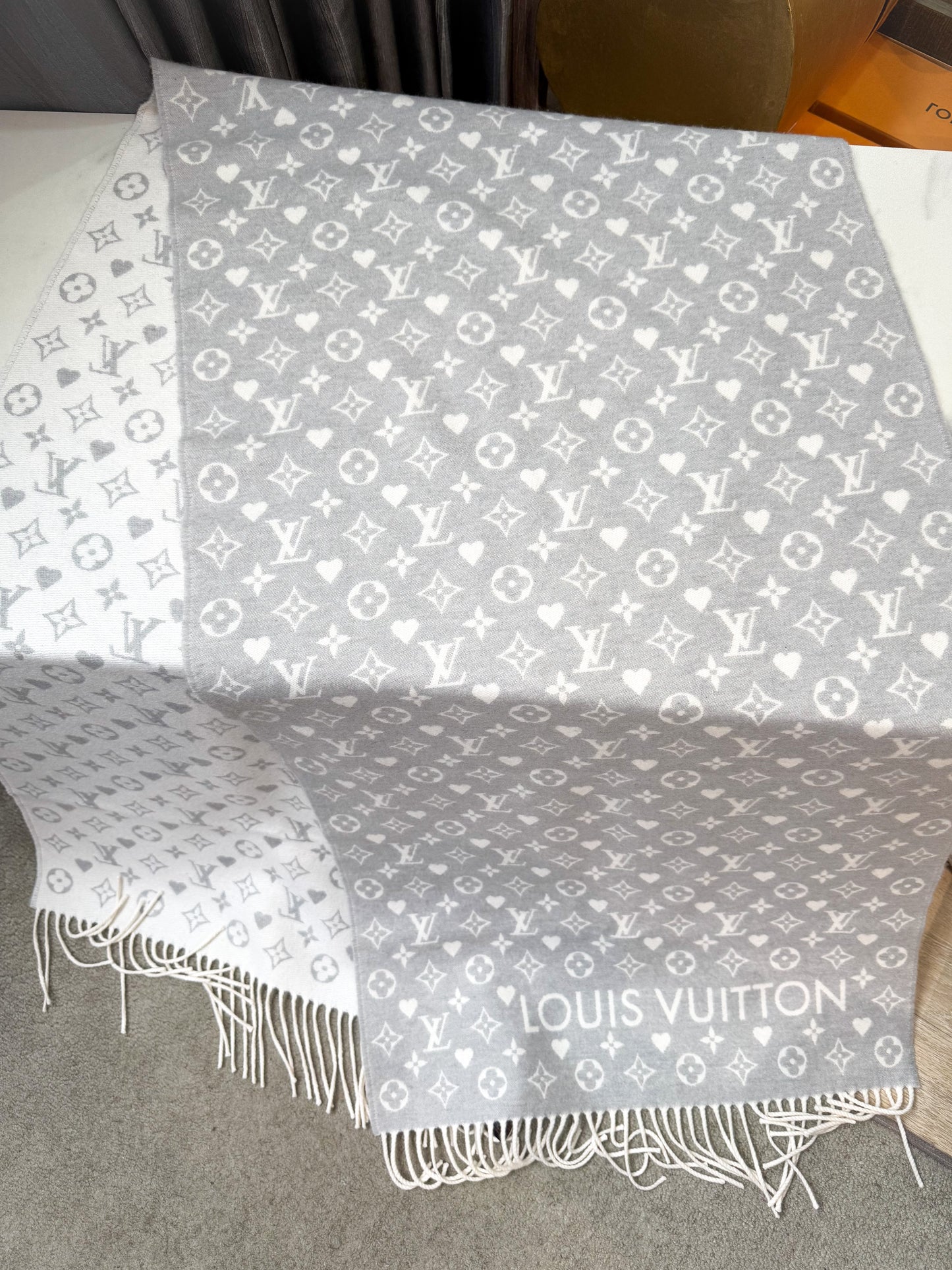 Khăn LV Game On Grey