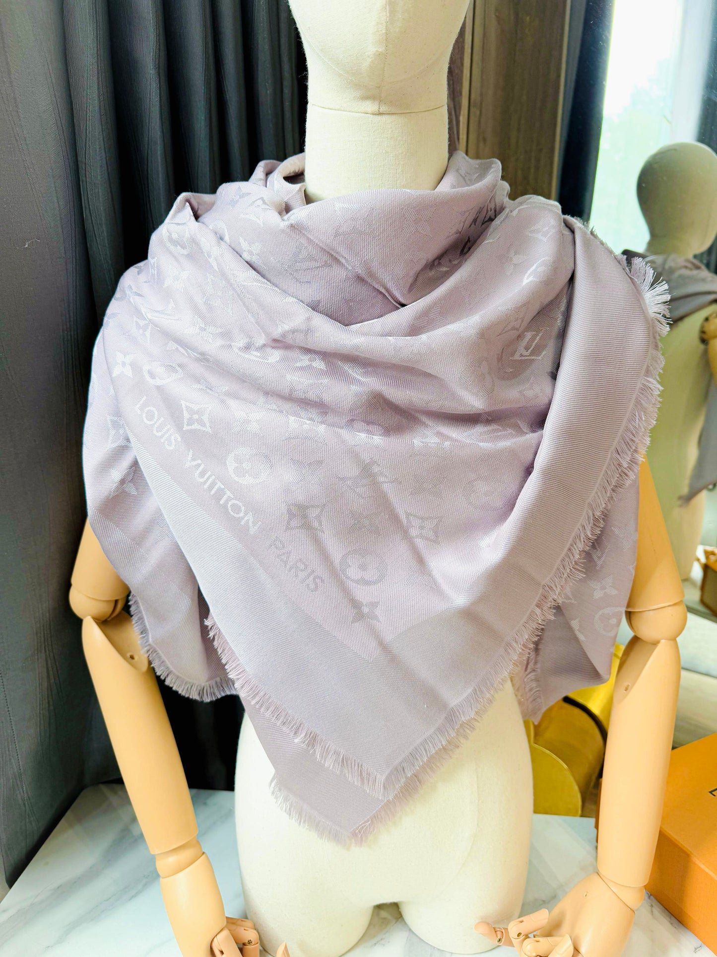 Khăn LV Tím Box Nâu