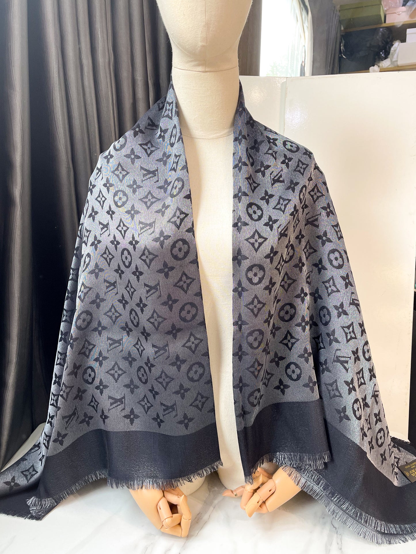 Khăn LV Ánh Kim Đen Ghi