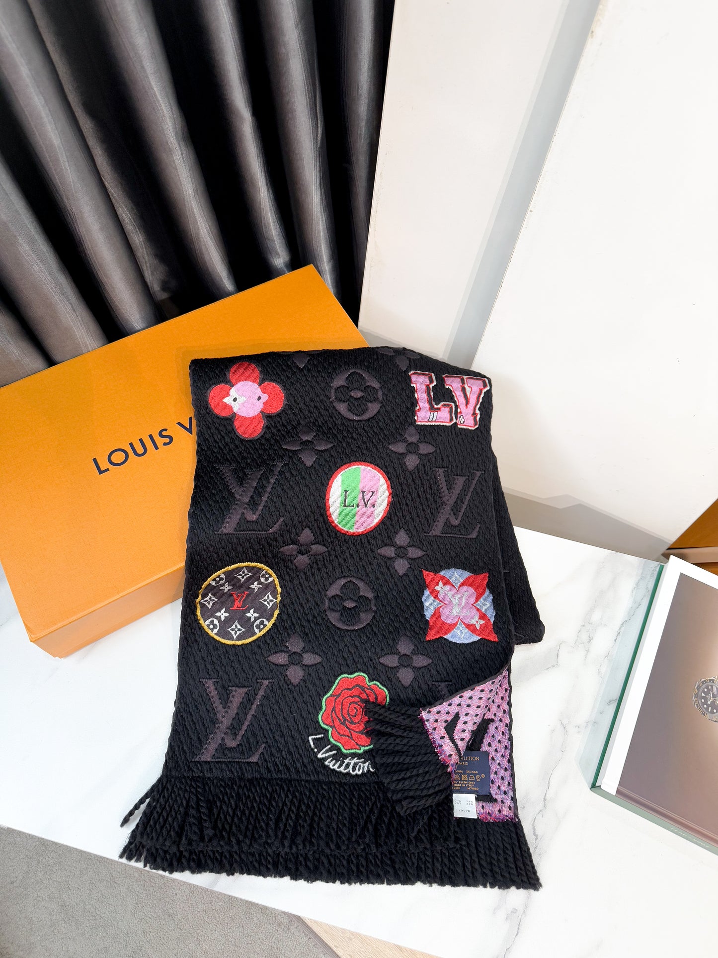 Khăn LV Len Rainbow Charm