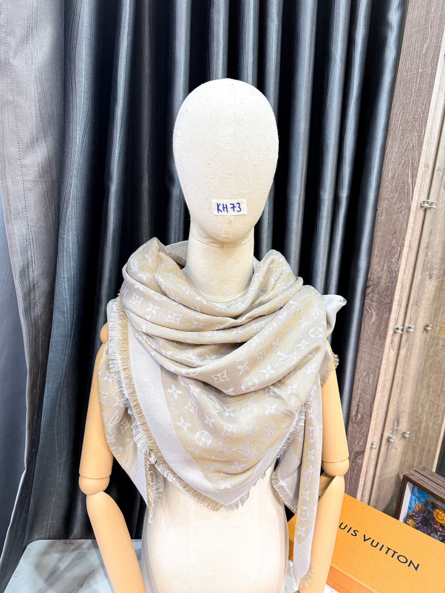 Khăn LV Ánh Kim Ghi Vàng New Trưng Bày KH73 7/12